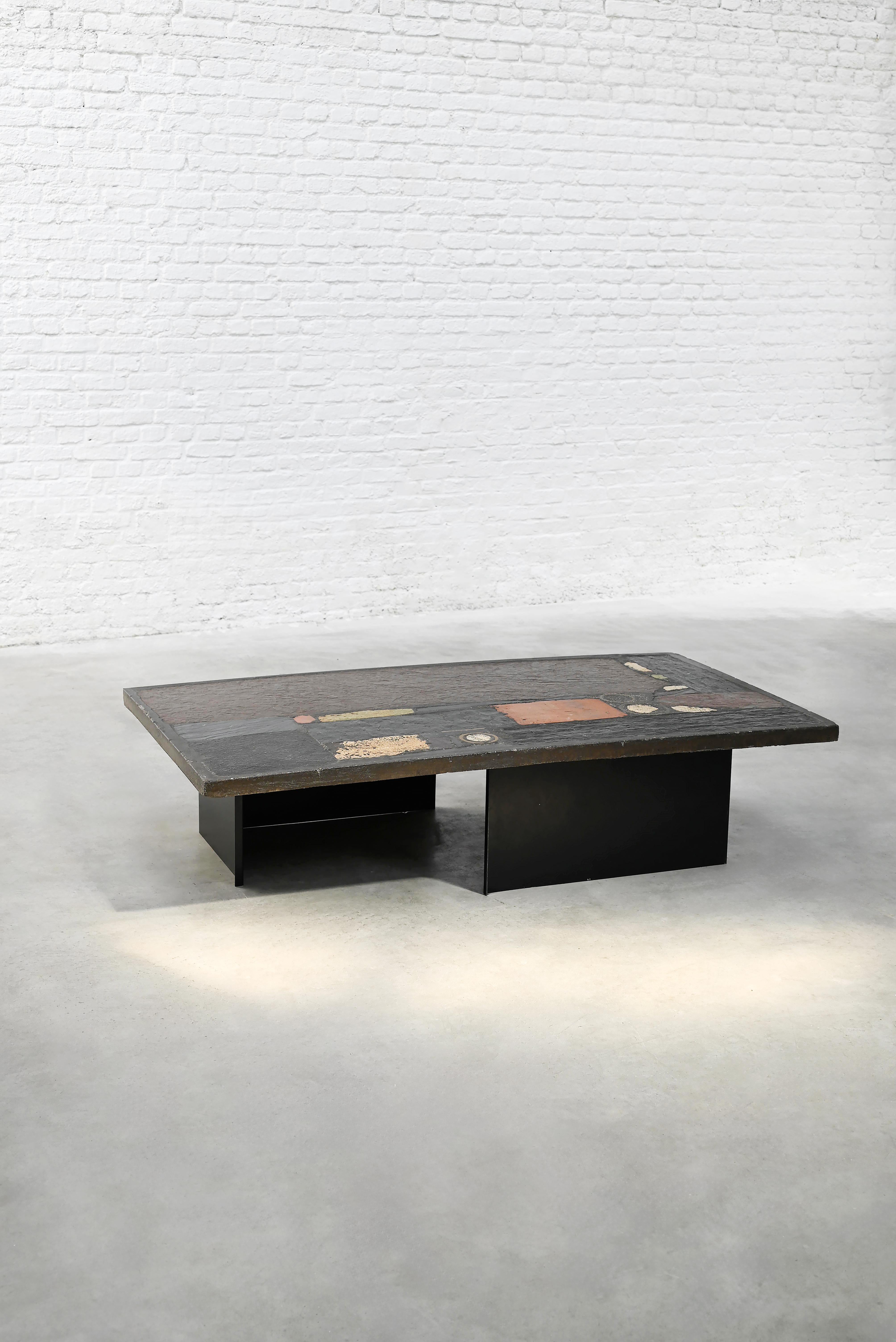 Olandese Paul Kingma Tavolino in ardesia, pietra e ottone intarsiato, 1974 in vendita