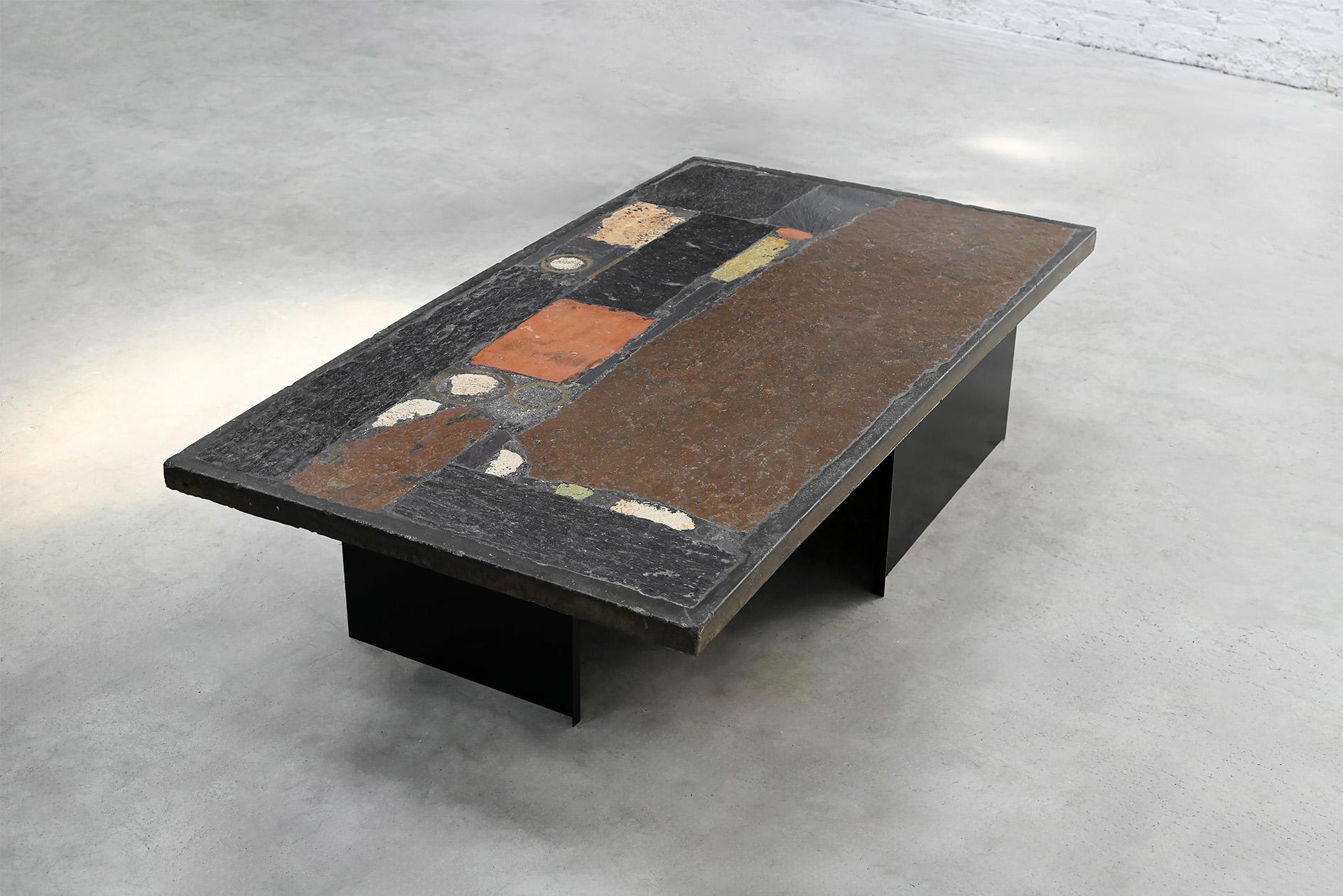 Fine XX secolo Paul Kingma Tavolino in ardesia, pietra e ottone intarsiato, 1974 in vendita