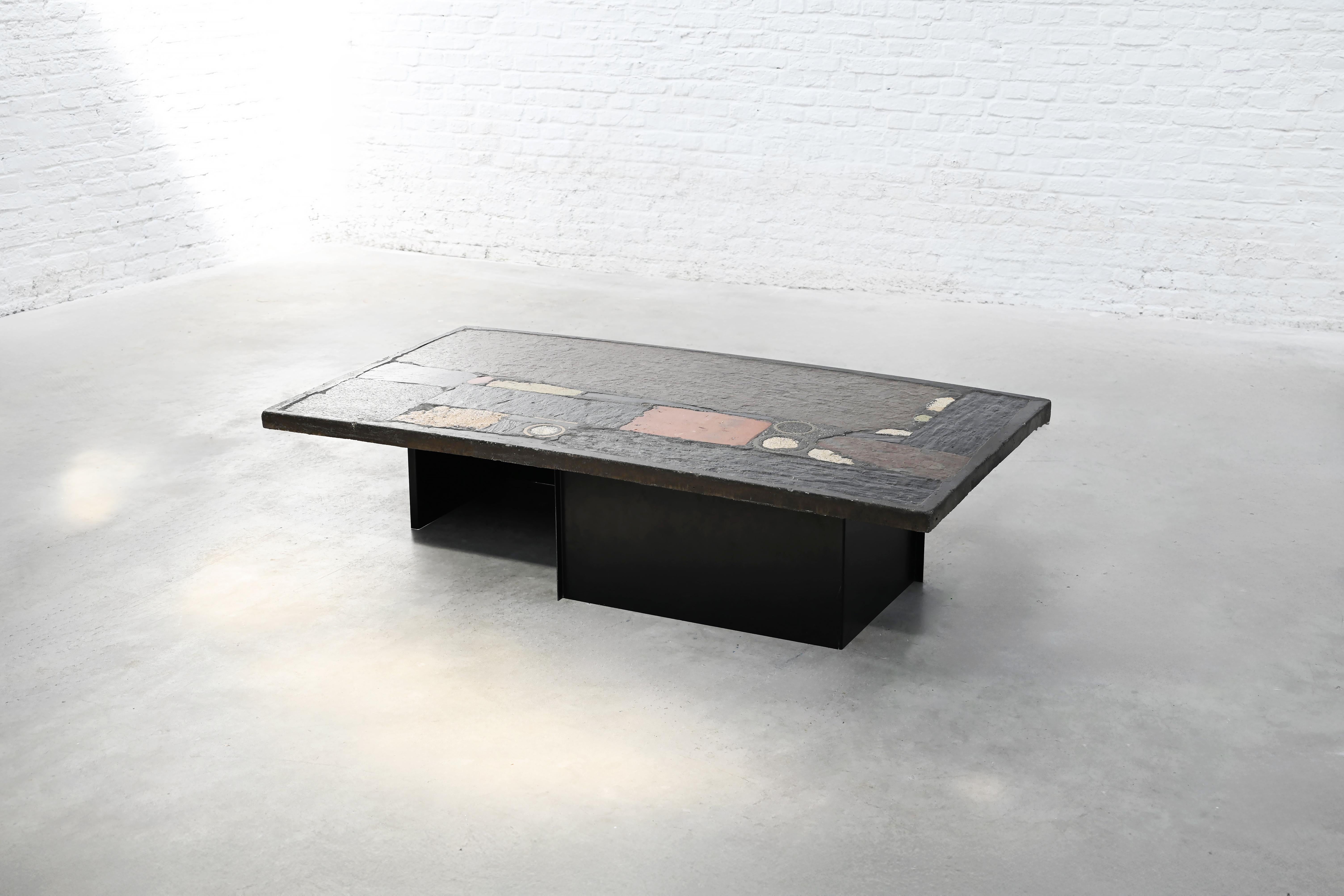 Ottone Paul Kingma Tavolino in ardesia, pietra e ottone intarsiato, 1974 in vendita