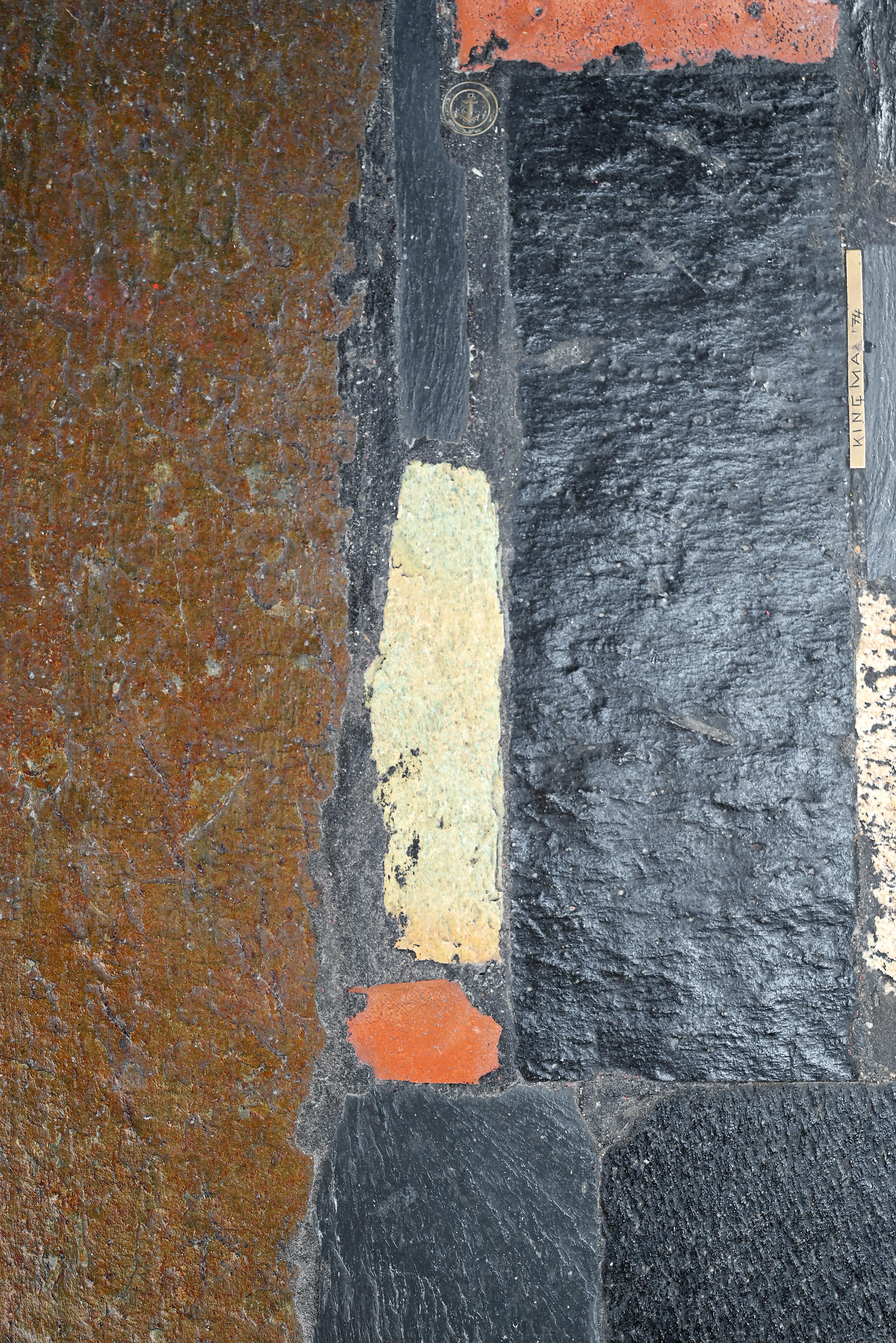 Paul Kingma Tavolino in ardesia, pietra e ottone intarsiato, 1974 in vendita 2