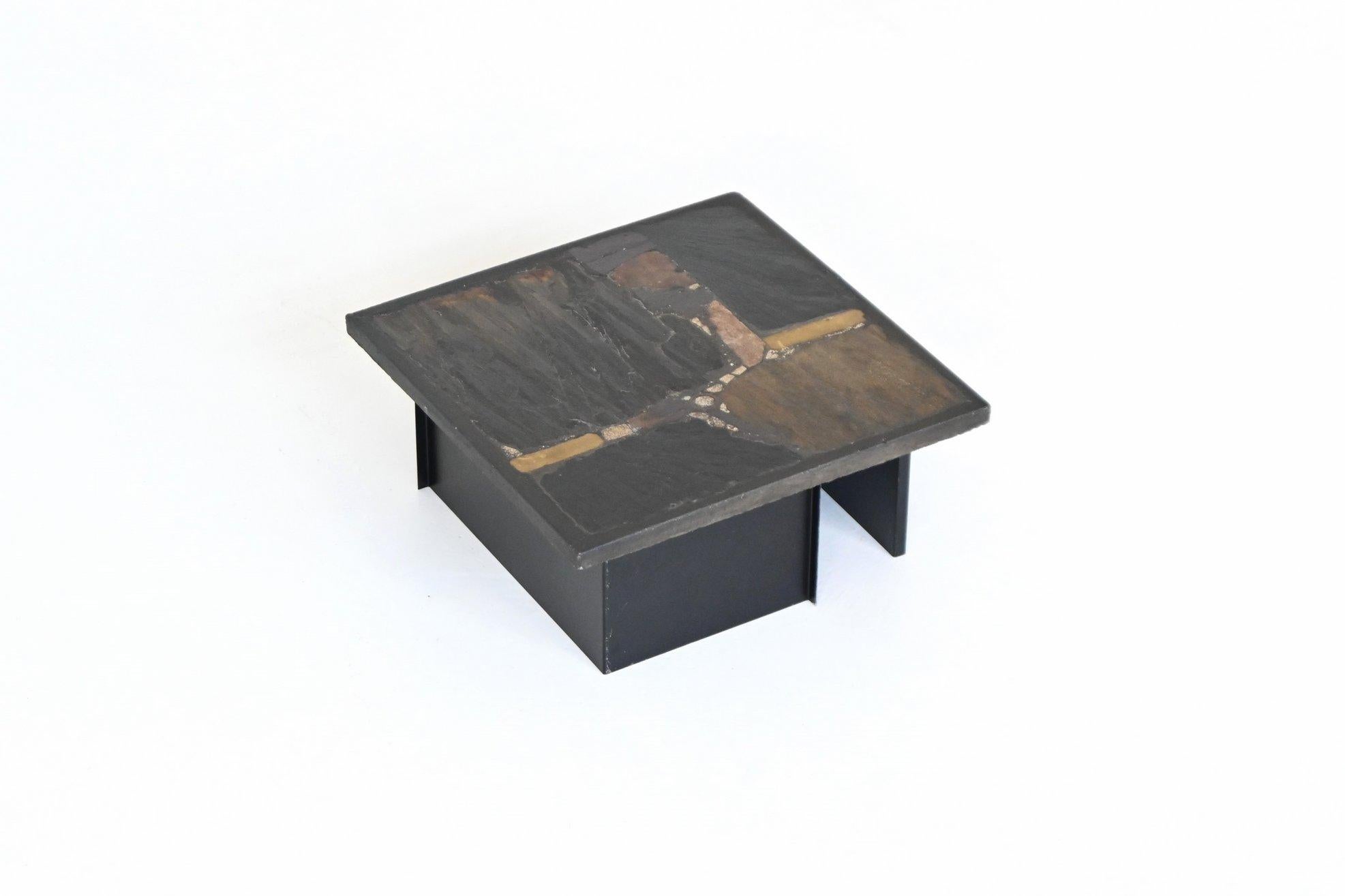 Magnifique table basse de forme carrée conçue et fabriquée par Paul Kingma, Pays-Bas 1960. Le lourd plateau en béton repose sur une base constituée de deux socles en forme de L à revêtement noir qui peuvent être placés dans plusieurs positions. Une