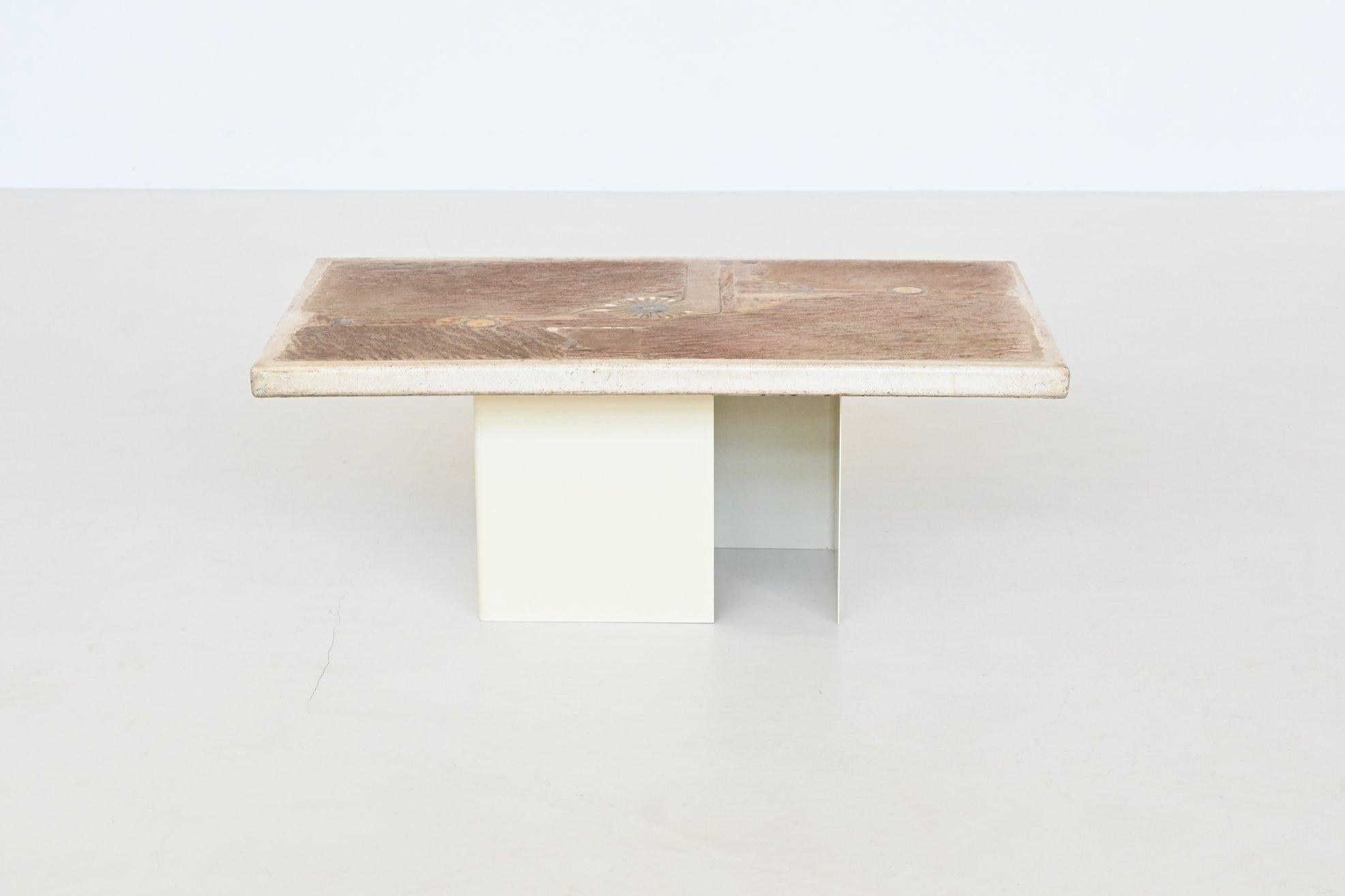 Magnifique table basse de forme rectangulaire conçue et fabriquée par Paul Kingma, Pays-Bas 1986. Le lourd plateau en béton blanc avec des couleurs bronze repose sur une base de deux socles en métal laqué blanc cassé qui peuvent être placés dans