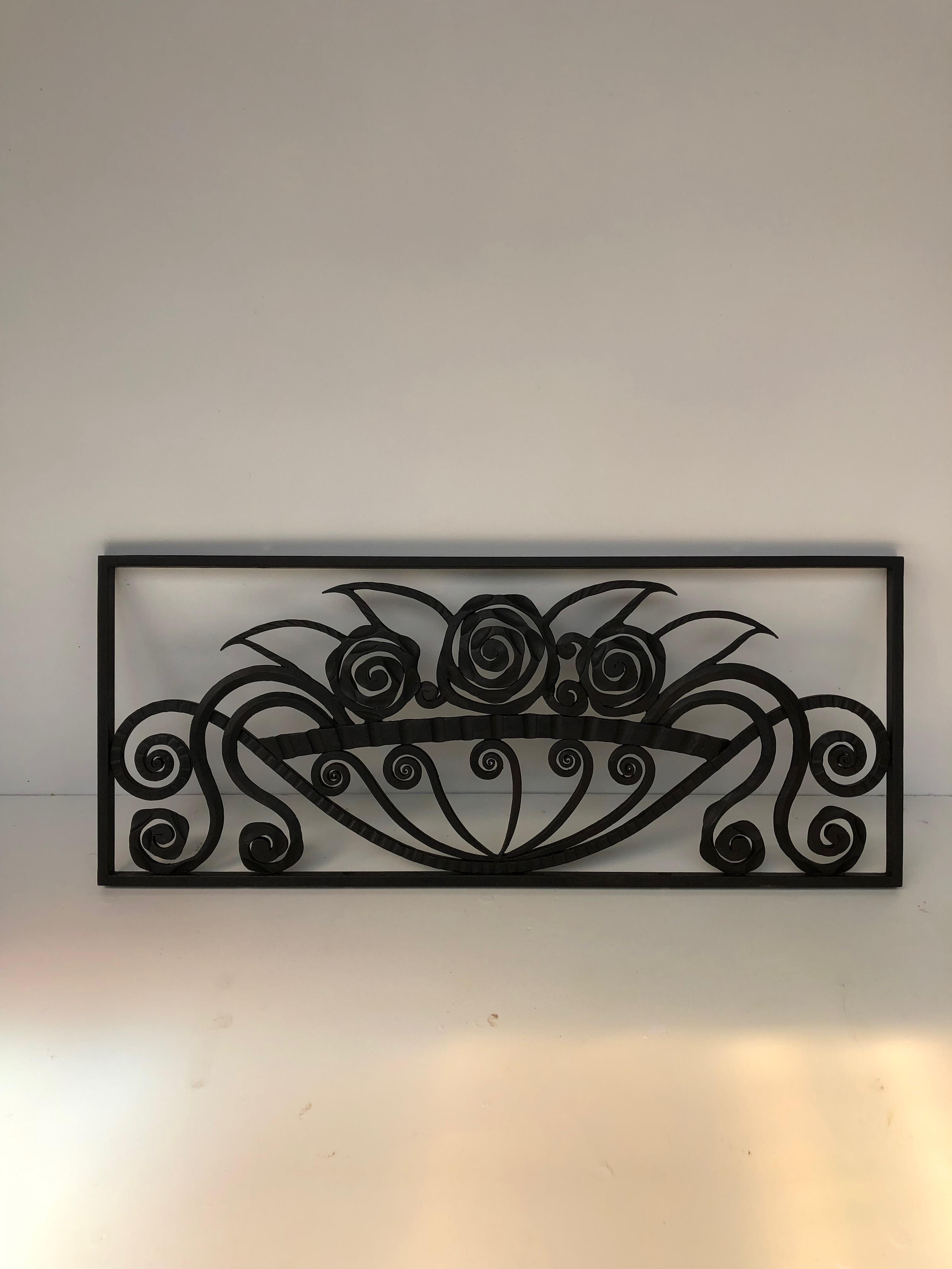 Door transom or decorative element in wrought iron stamped P.Kiss Paris.
Around 1930.
Decor of basket of stylized flowers of very good quality and manufacture.
In perfect condition.

Element 1:
Length: 70.5cm
Height: 29cm
Thickness: 1.6cm

Element