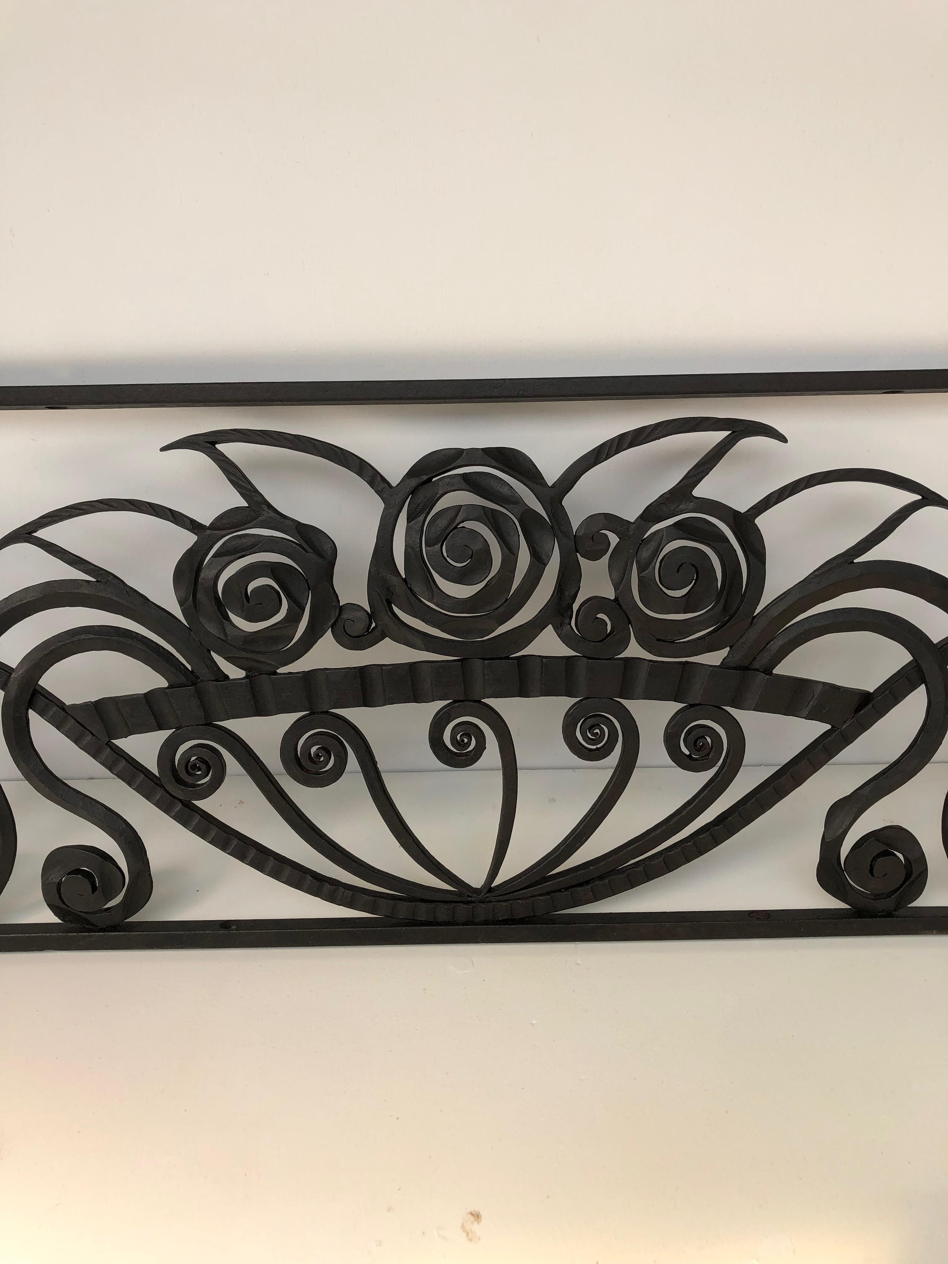 Art Deco Schmiedeeiserner Türverschluss mit 2 dekorativen Elementen von Paul Kiss (Schmiedeeisen) im Angebot