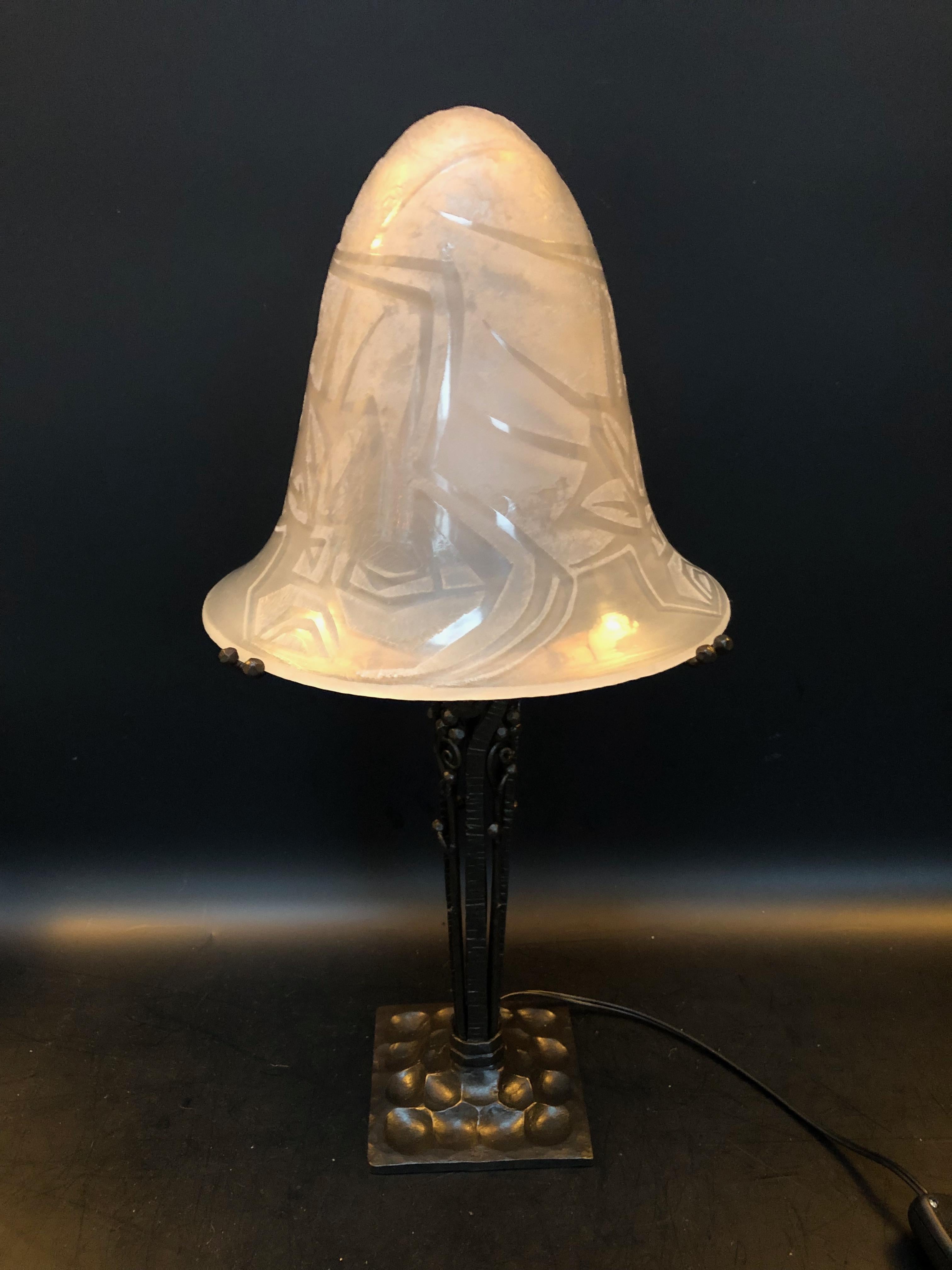 Art deco lamp circa 1925.
Wrought iron foot, stamped P. Kiss.
Acid-etched white glass shell, signed Noverdy.
In perfect condition and electrified.

Total height: 44 cm
Base: 10.5cm x 10.5cm
Shell diameter: 21 cm

Paul Kiss, born March 5, 1886 in