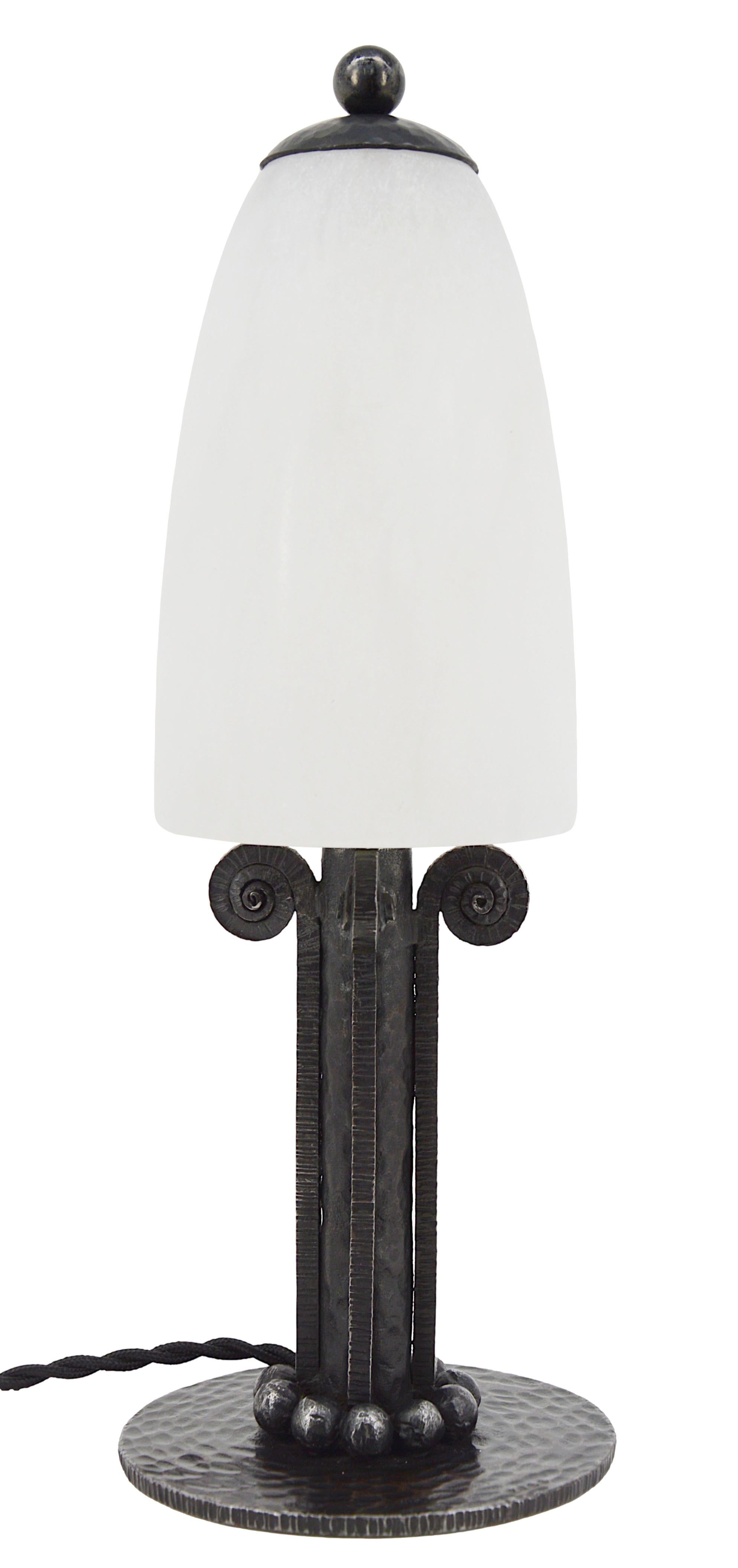 Paul KISS Lampada da tavolo in alabastro e ferro battuto in stile Art Déco francese, 1920 in vendita 4