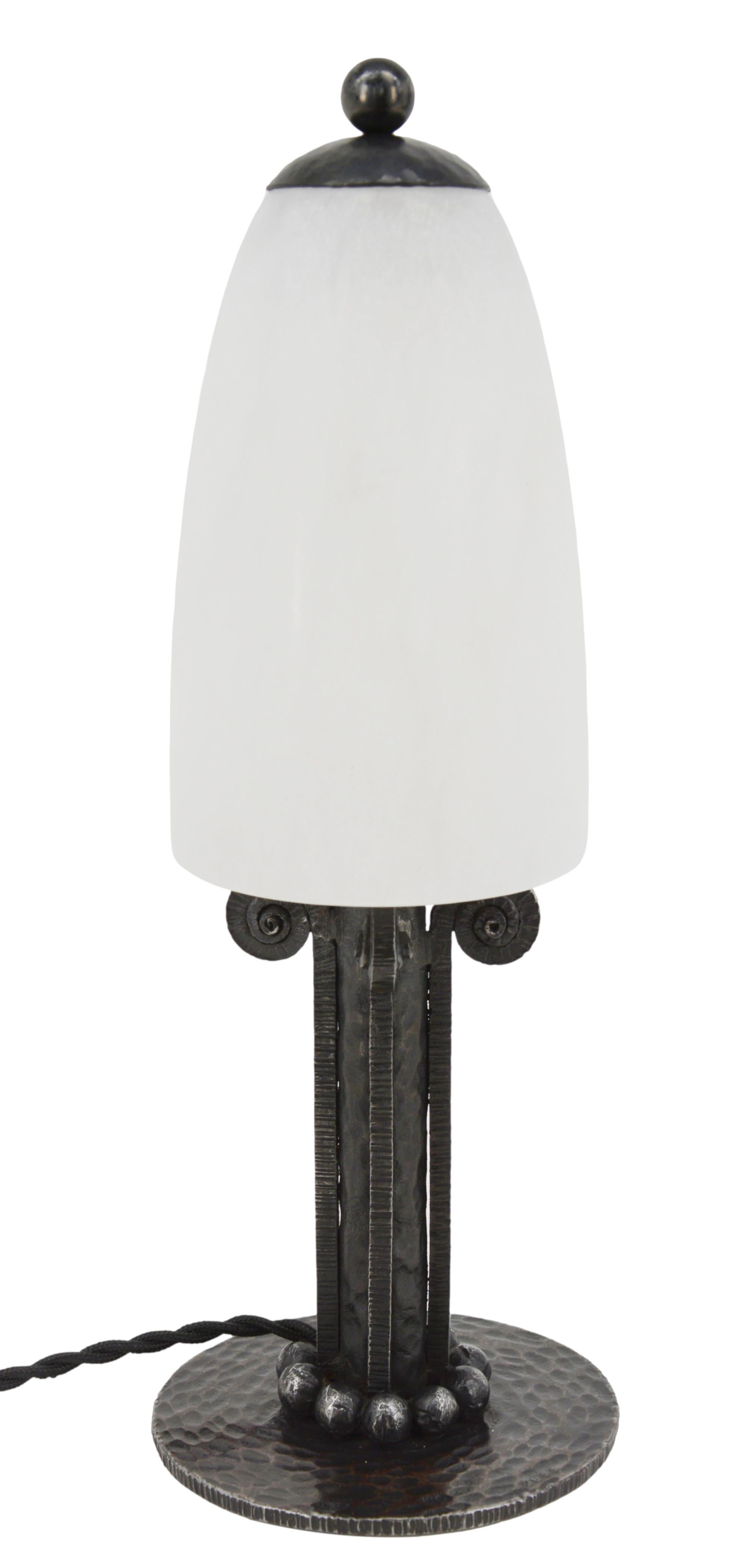 Paul KISS Lampada da tavolo in alabastro e ferro battuto in stile Art Déco francese, 1920 in vendita 5