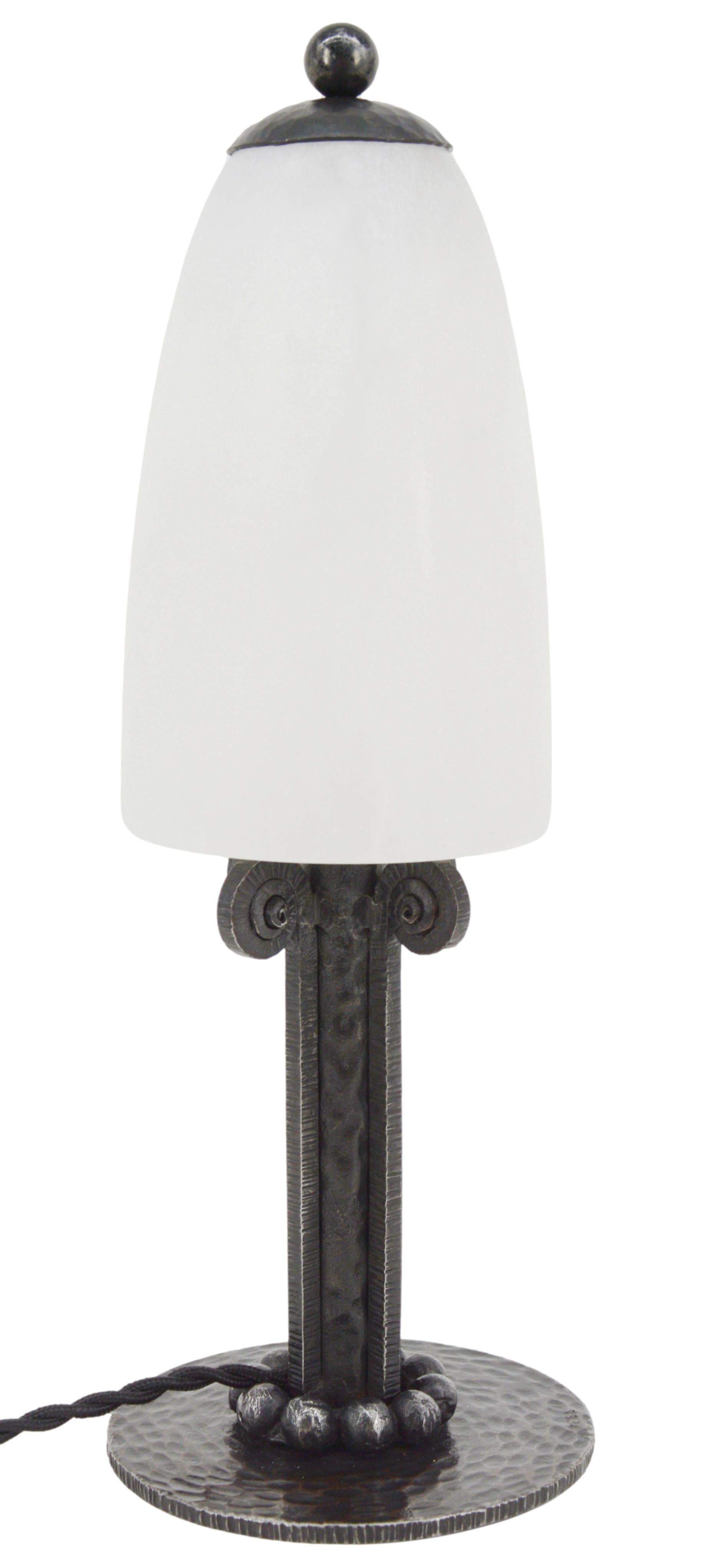 Paul KISS Lampada da tavolo in alabastro e ferro battuto in stile Art Déco francese, 1920 in vendita 6