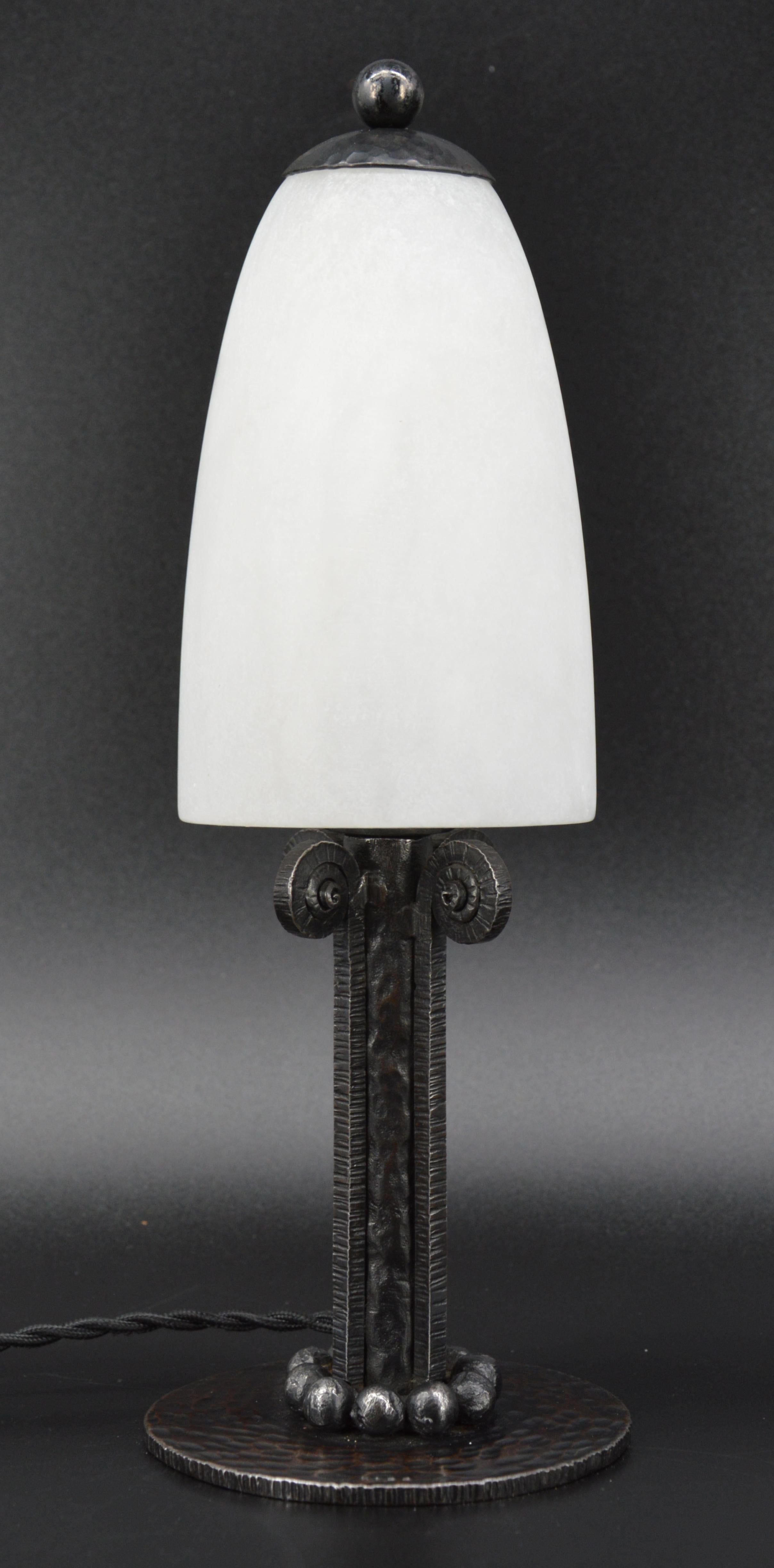 Francese Paul KISS Lampada da tavolo in alabastro e ferro battuto in stile Art Déco francese, 1920 in vendita