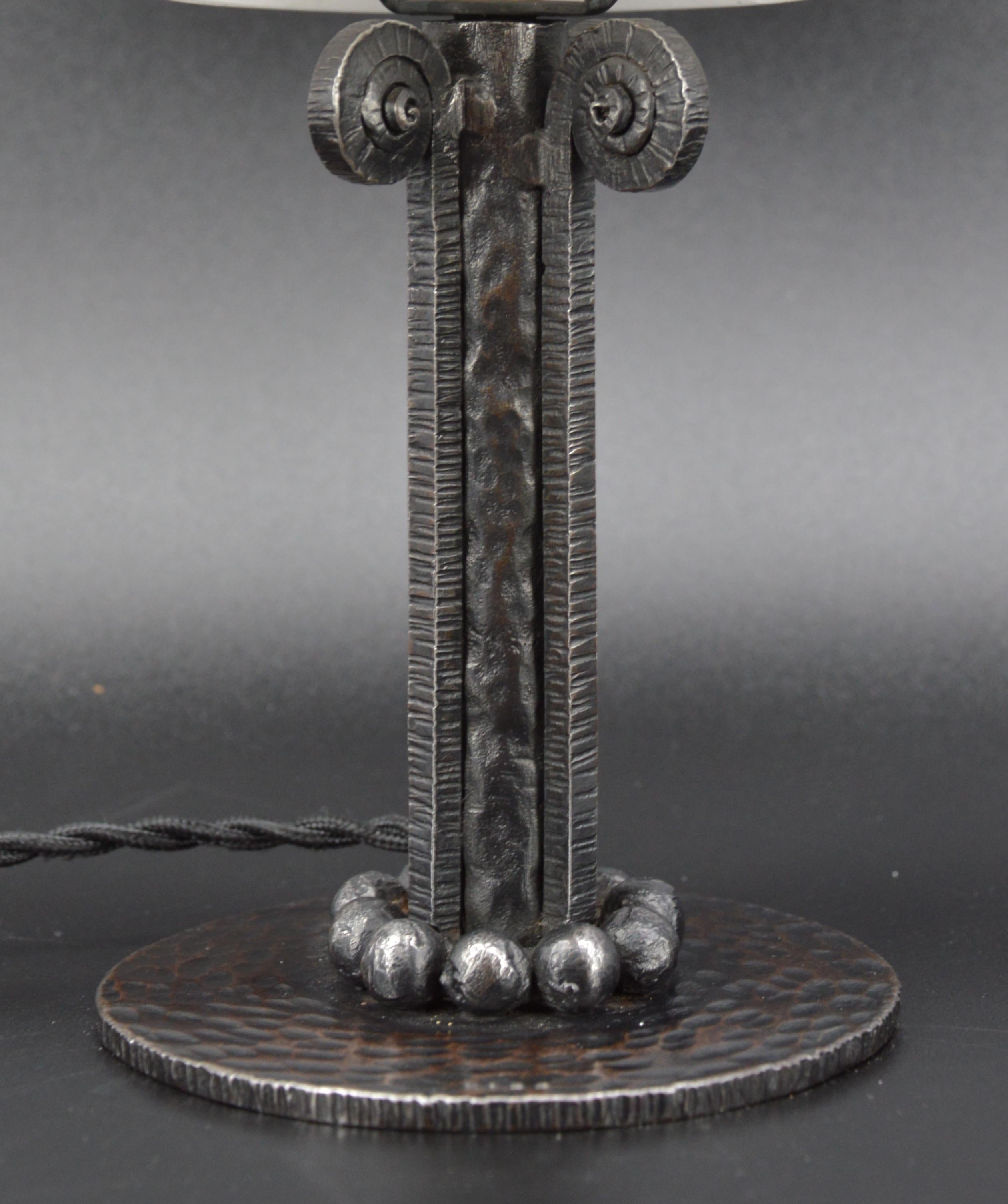 Paul KISS Lampada da tavolo in alabastro e ferro battuto in stile Art Déco francese, 1920 In condizioni buone in vendita a Saint-Amans-des-Cots, FR