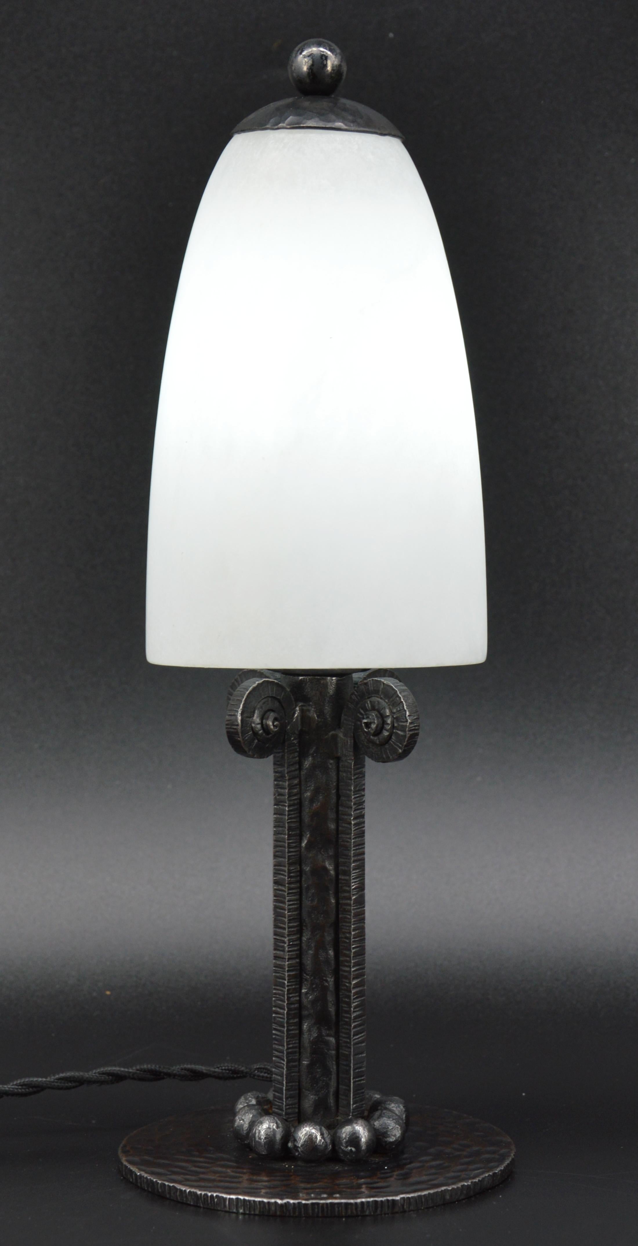 Inizio XX secolo Paul KISS Lampada da tavolo in alabastro e ferro battuto in stile Art Déco francese, 1920 in vendita