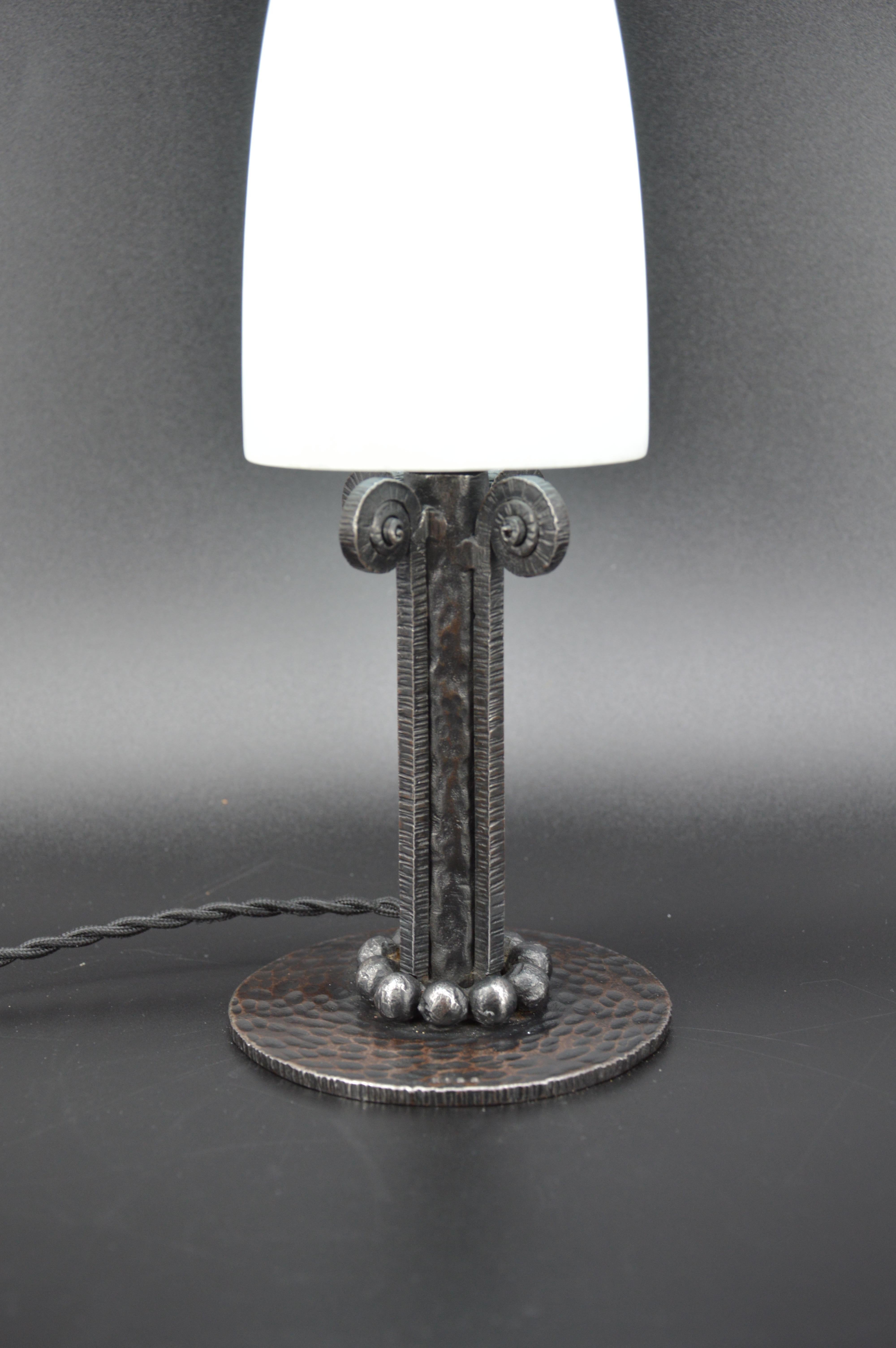 Ferro battuto Paul KISS Lampada da tavolo in alabastro e ferro battuto in stile Art Déco francese, 1920 in vendita