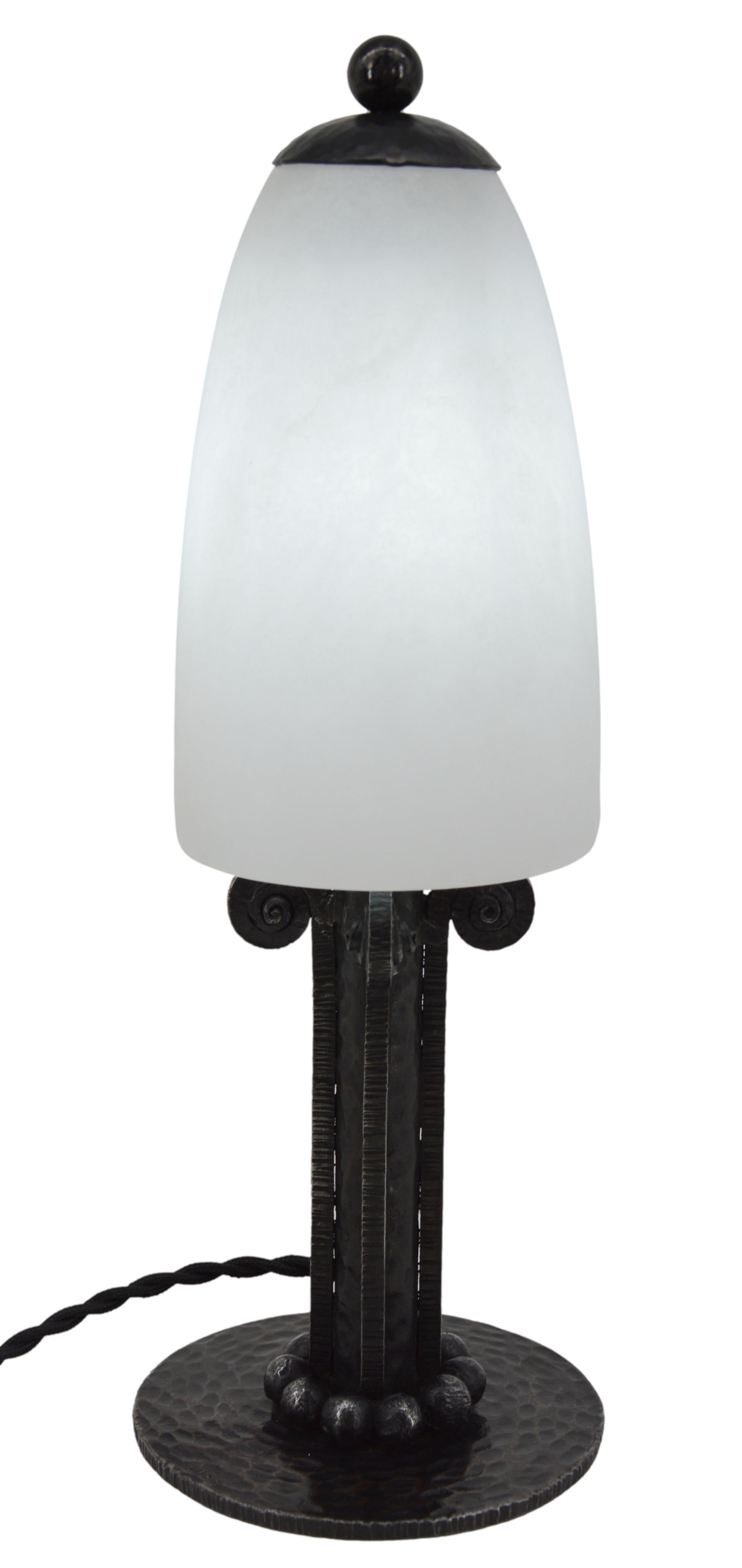 Paul KISS Lampada da tavolo in alabastro e ferro battuto in stile Art Déco francese, 1920 in vendita 1