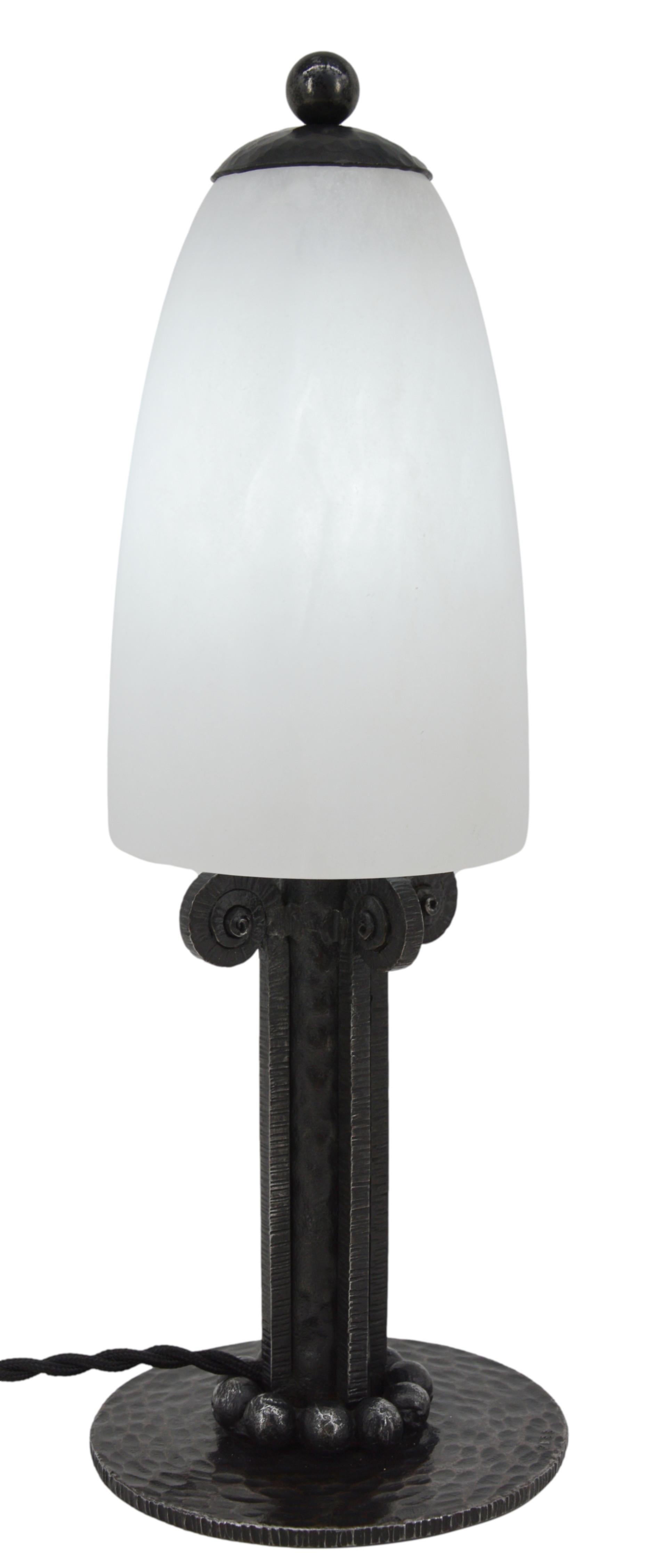 Paul KISS Lampada da tavolo in alabastro e ferro battuto in stile Art Déco francese, 1920 in vendita 2