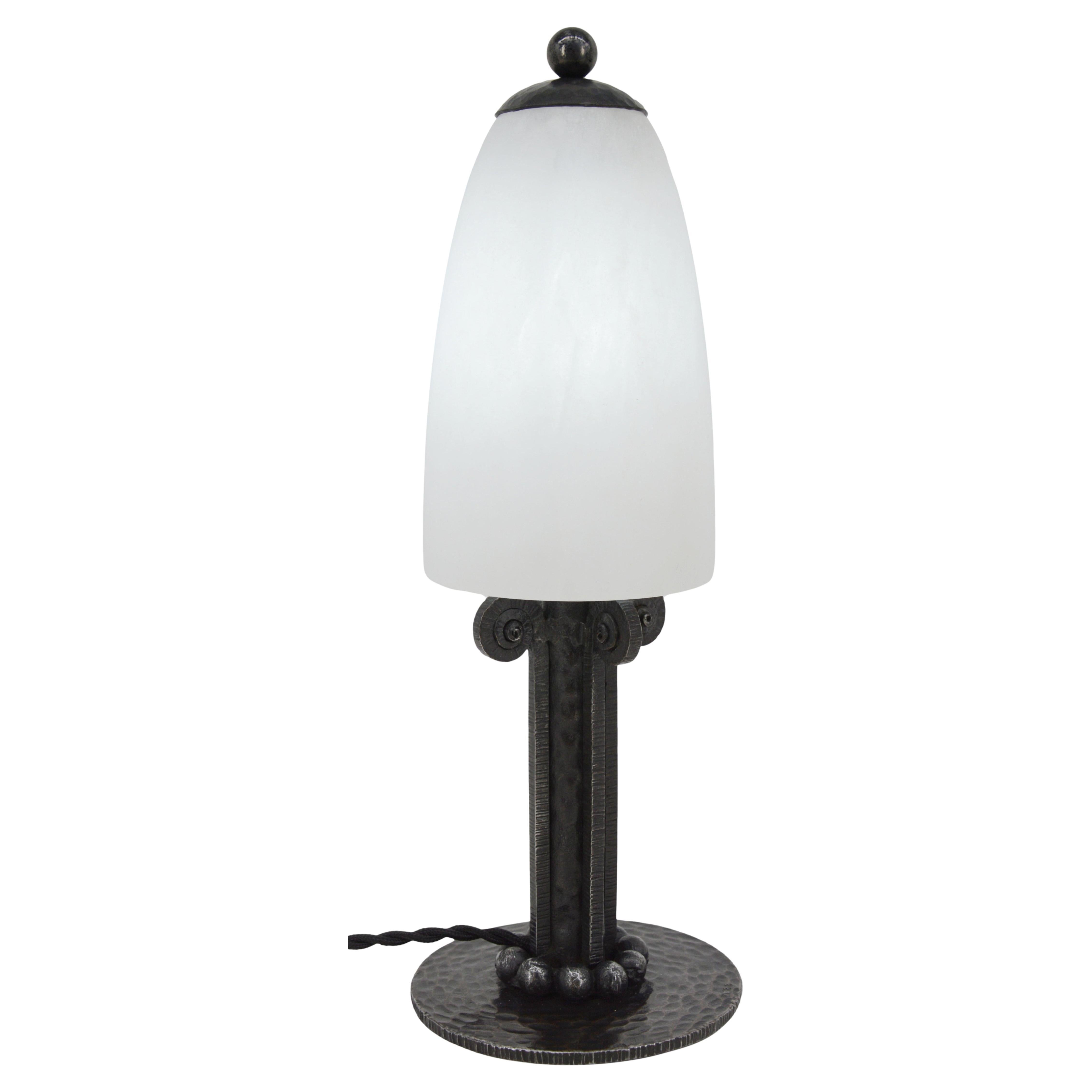 Paul KISS Lampada da tavolo in alabastro e ferro battuto in stile Art Déco francese, 1920 in vendita
