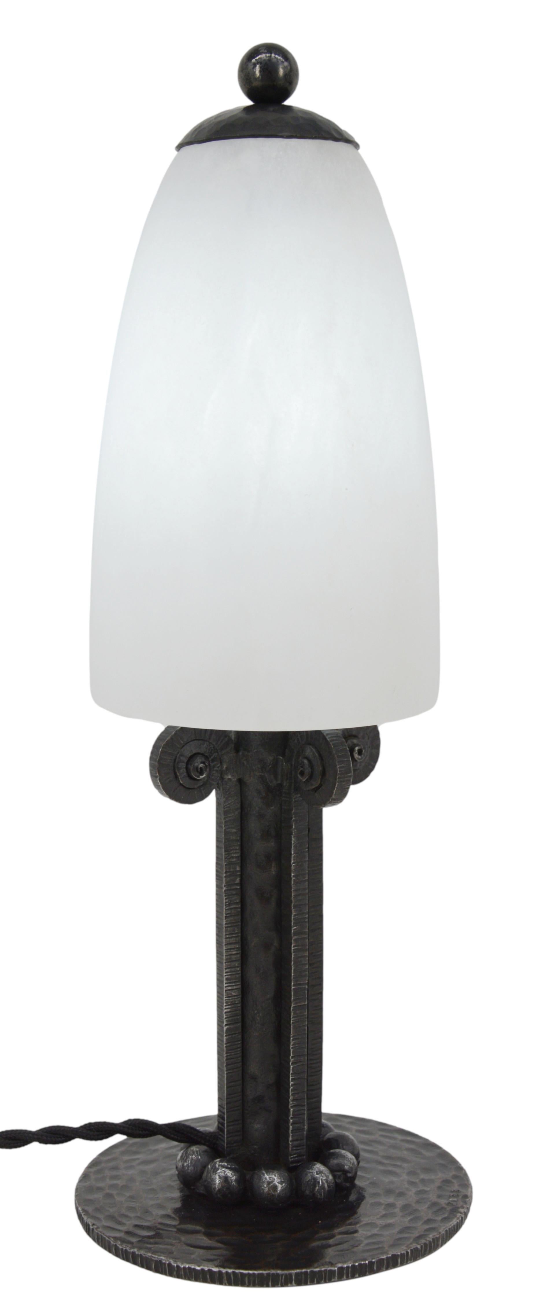 Lampe de table Art déco de Paul Kiss, France, années 1920. Albâtre et fer forgé. Les albâtres anciens ne peuvent être comparés aux nouveaux. Le vieil albâtre a des veines. Parfois, ils peuvent être confondus avec des fissures. Mais ce ne sont pas