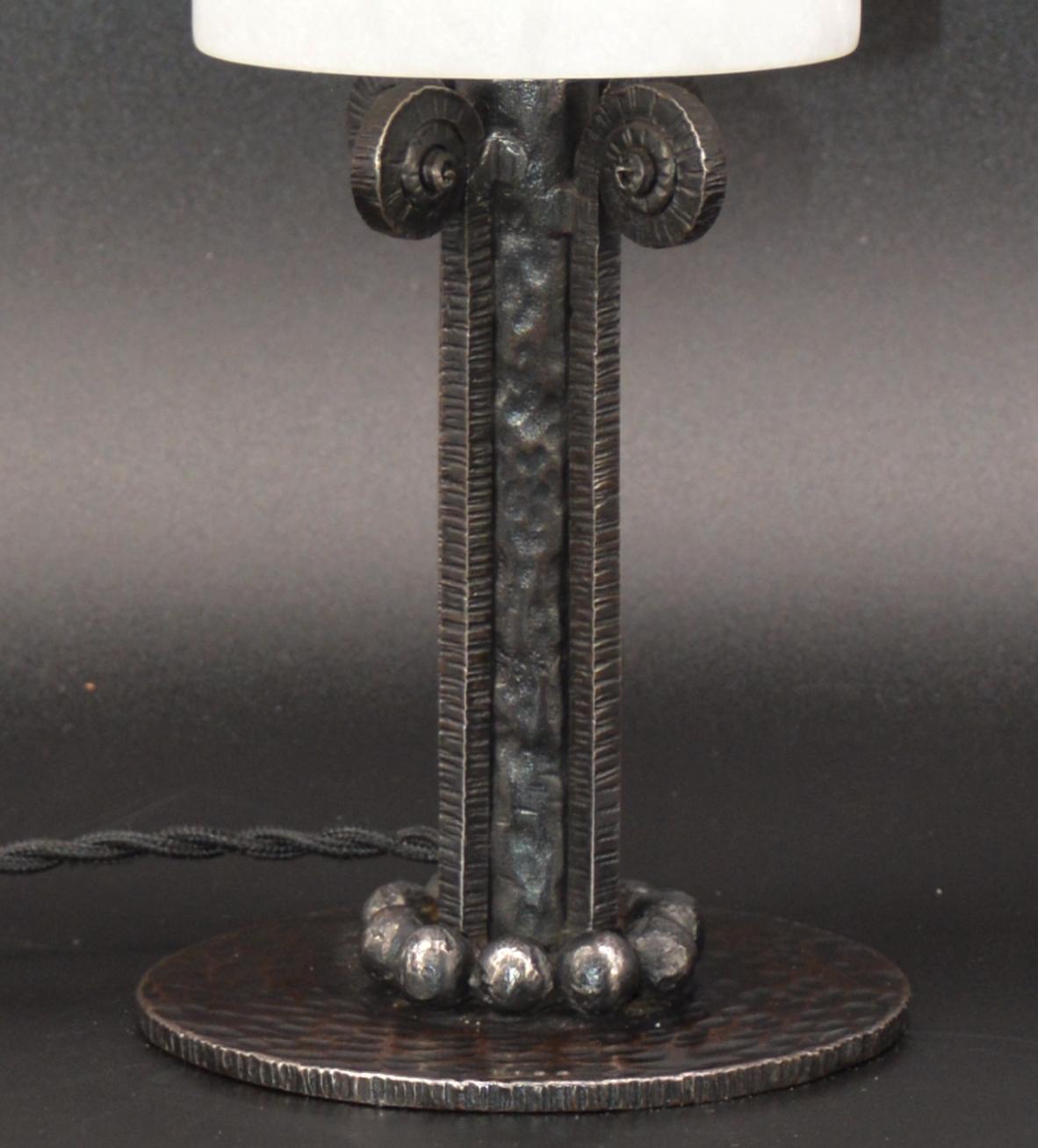 Français Lampe de bureau Art déco française Paul Kiss en albâtre et fer forgé, années 1920 en vente