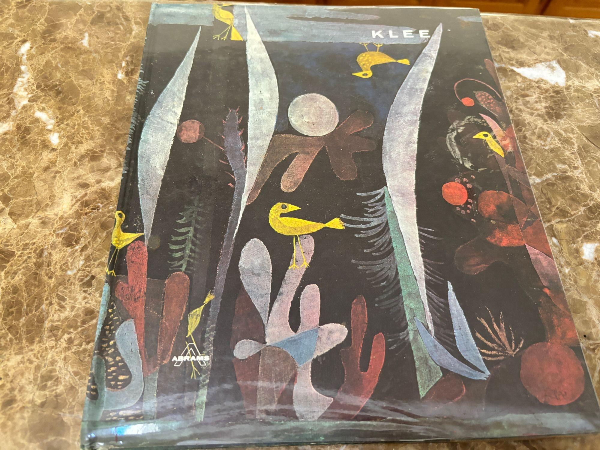 PAUL KLEE Great Art of the Ages par Will Grohmann, 1969 Abrams Hardcover.
Couverture rigide magnifiquement illustrée avec de nombreuses planches en couleur intégrées - une méthode d'impression de qualité supérieure dans laquelle chaque image est