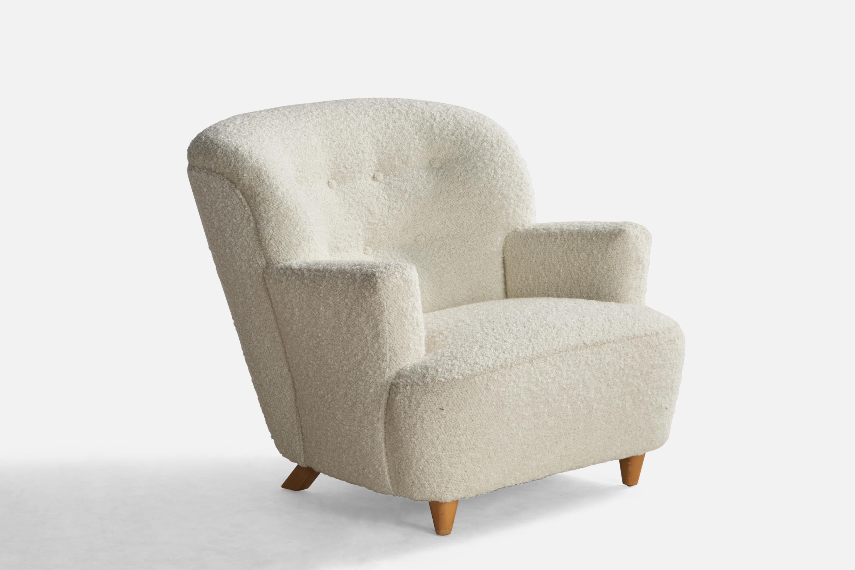 A wood and white bouclé fabric lounge chair attributed to Paul Laszlo, USA, 1940s.

Seat height: 13.75