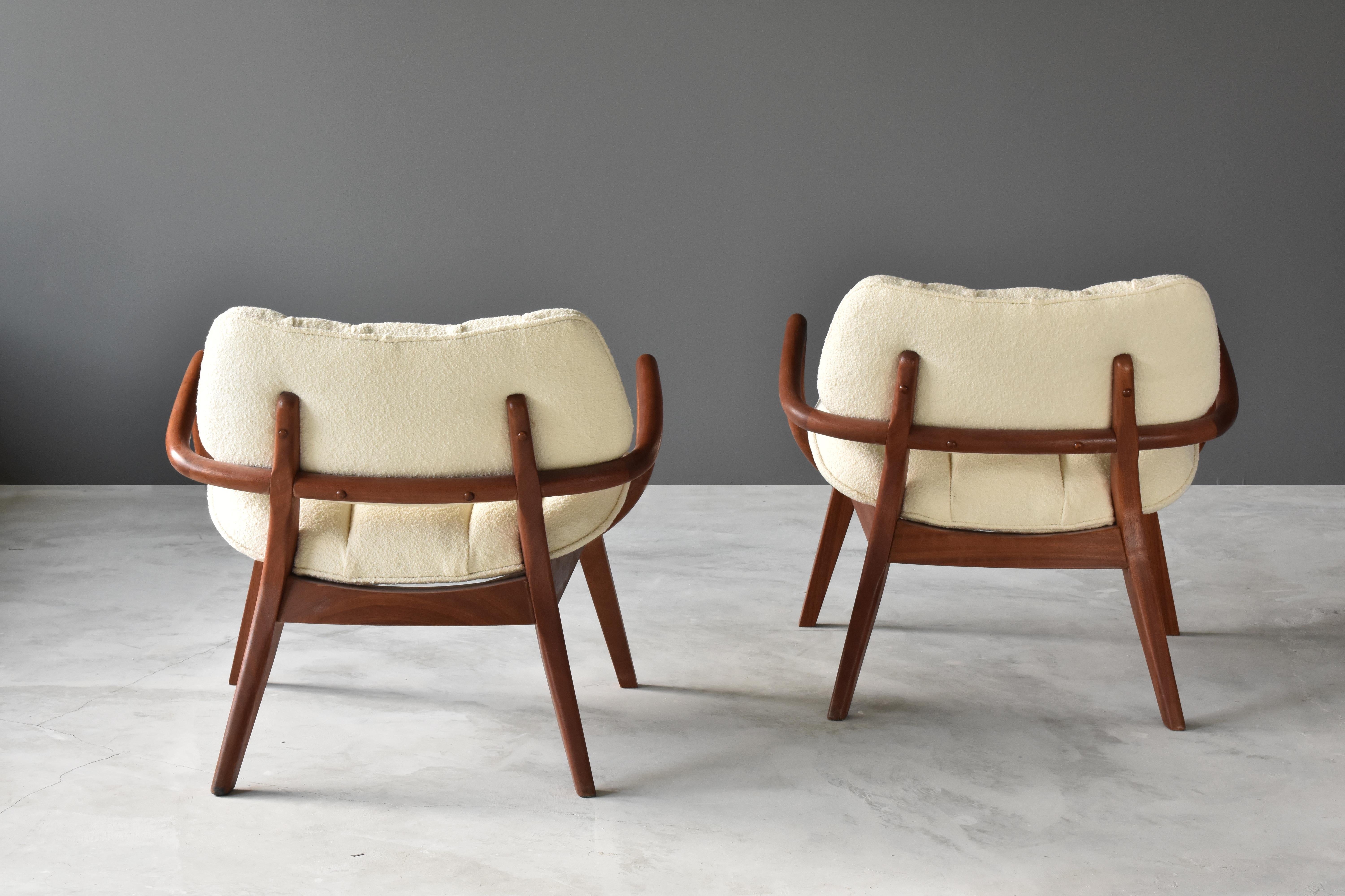 Paul László, (attribution) Lounge Chairs, Mahogany, White Fabric, 1940s America In Good Condition In High Point, NC