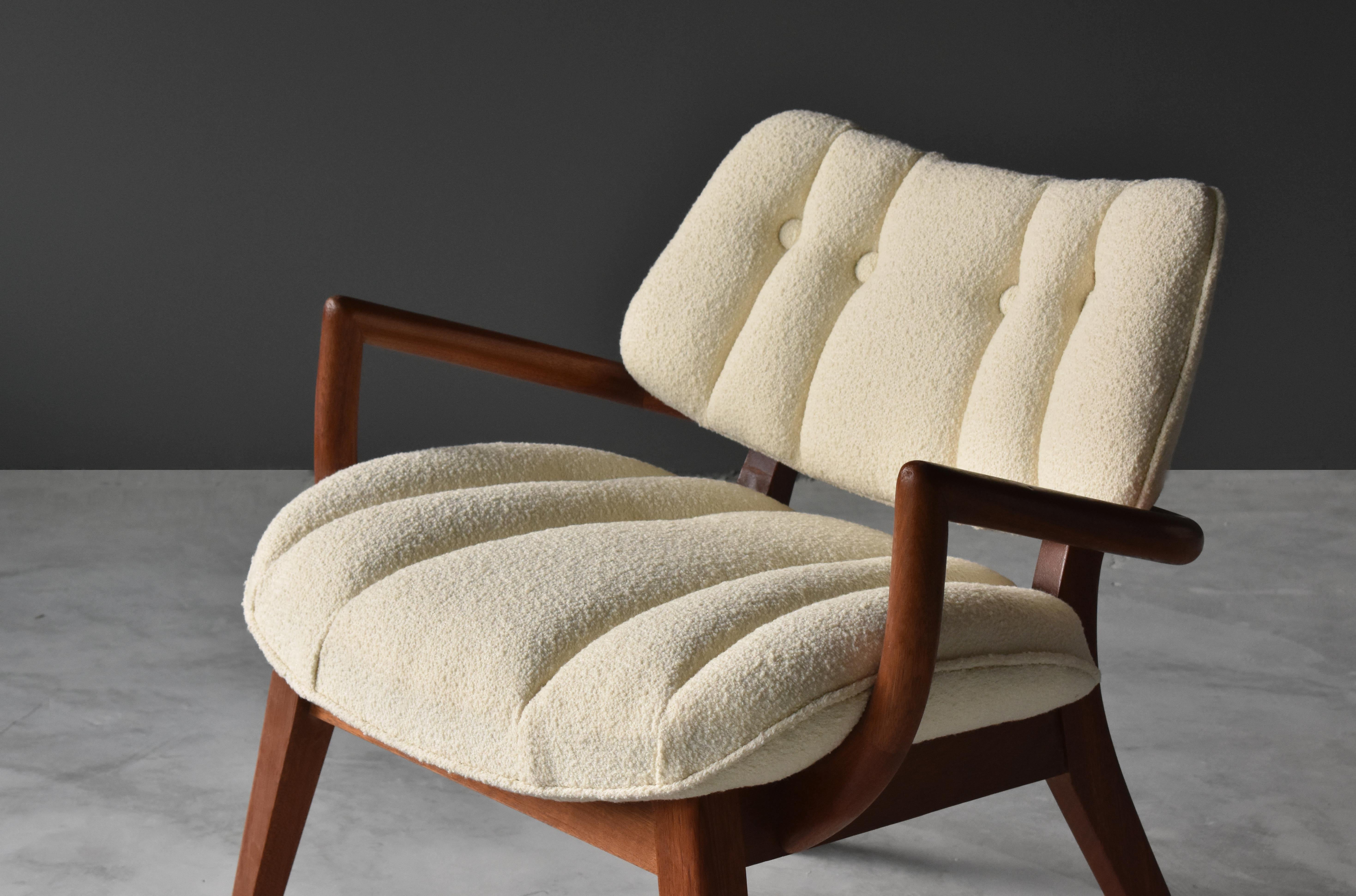 Bouclé Paul László, (attribution) Lounge Chairs, Mahogany, White Fabric, 1940s America