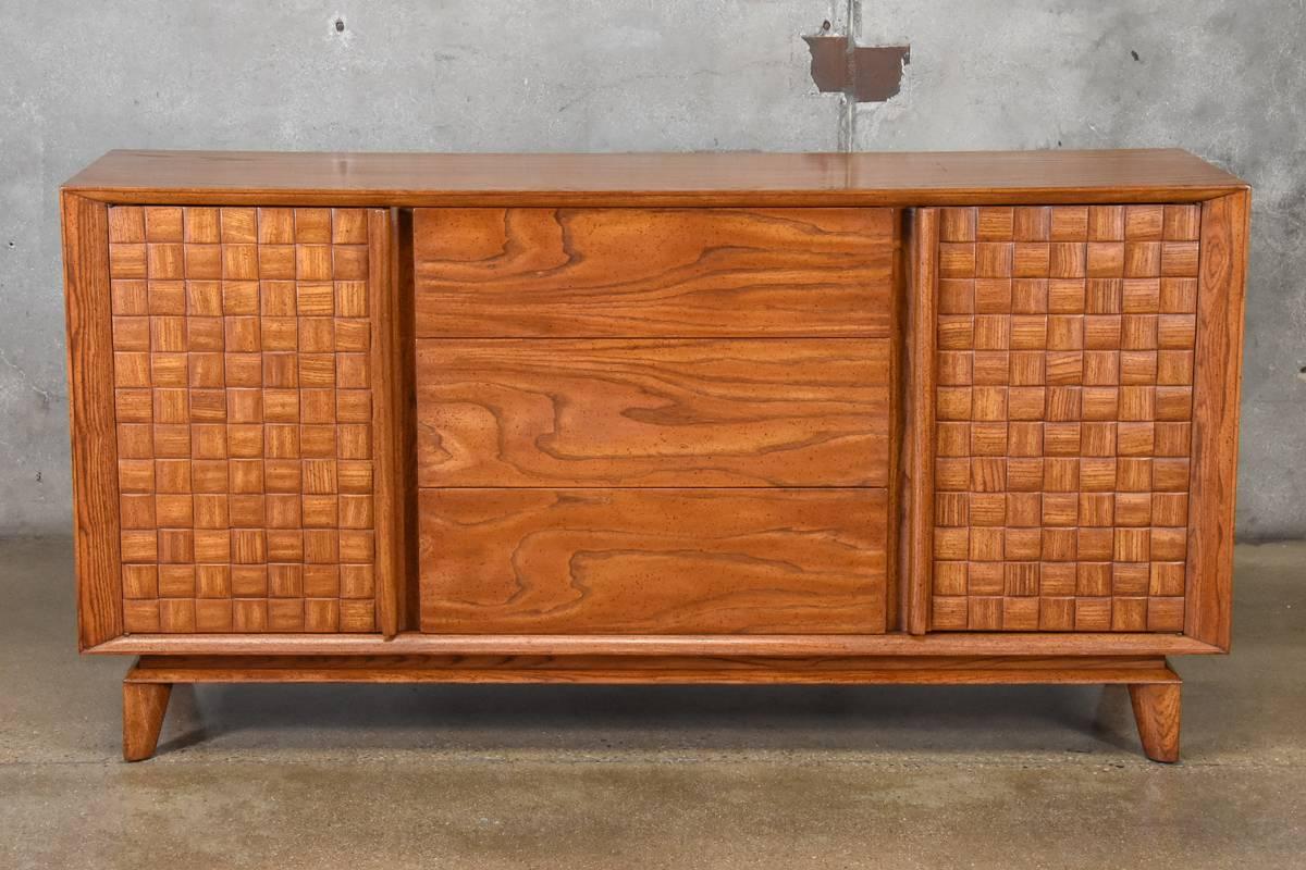 Oak basketweave credenza designed by Paul Laszlo for Brown Saltman. In very nice original condition, there are some light scratches but the style of the finish makes them hard to pick out.

Measures: 66