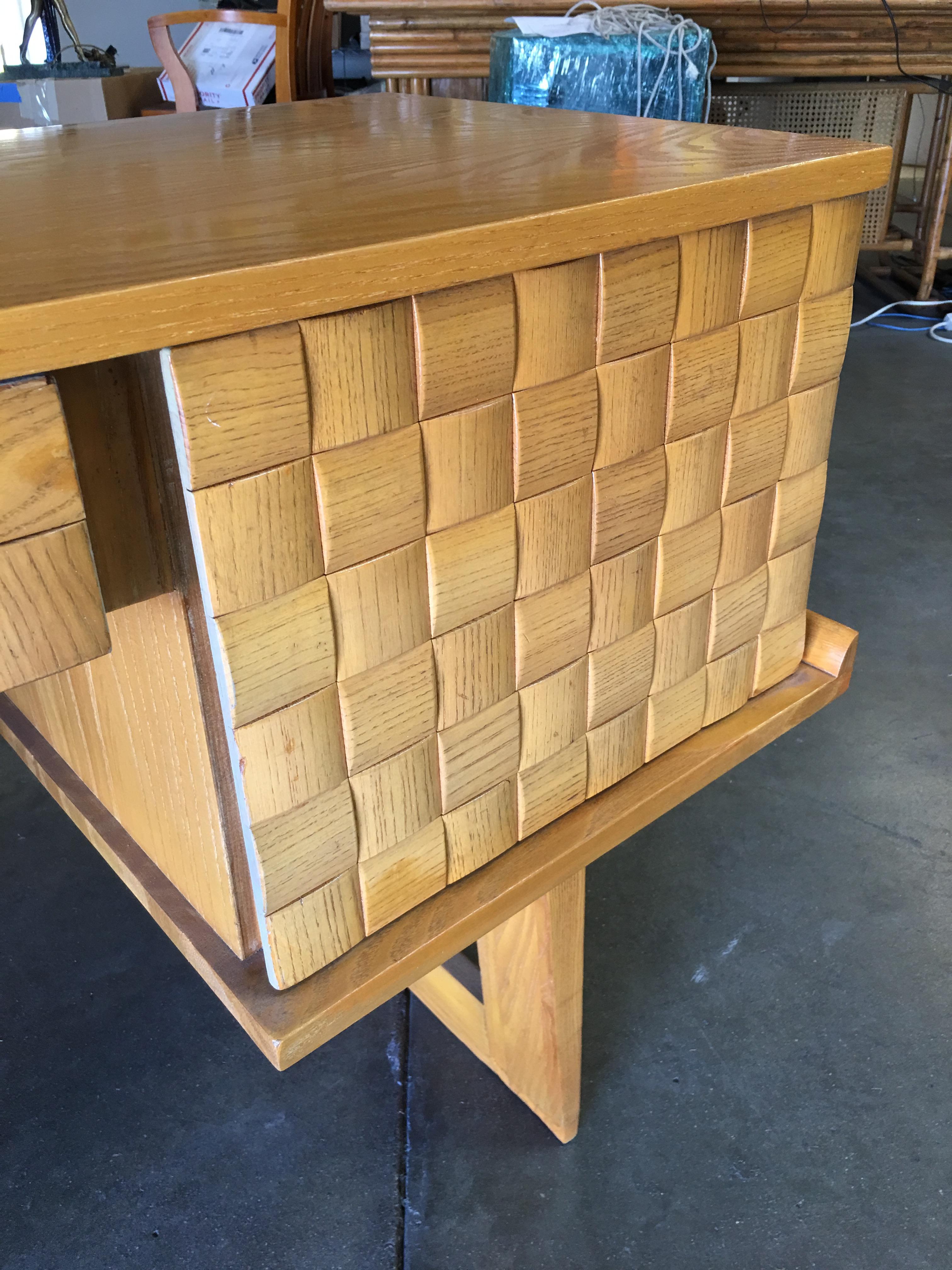 Schreibtisch „Basket Weave“ aus gebleichter Eiche von Paul Laszlo für Brown Saltman (Mitte des 20. Jahrhunderts) im Angebot