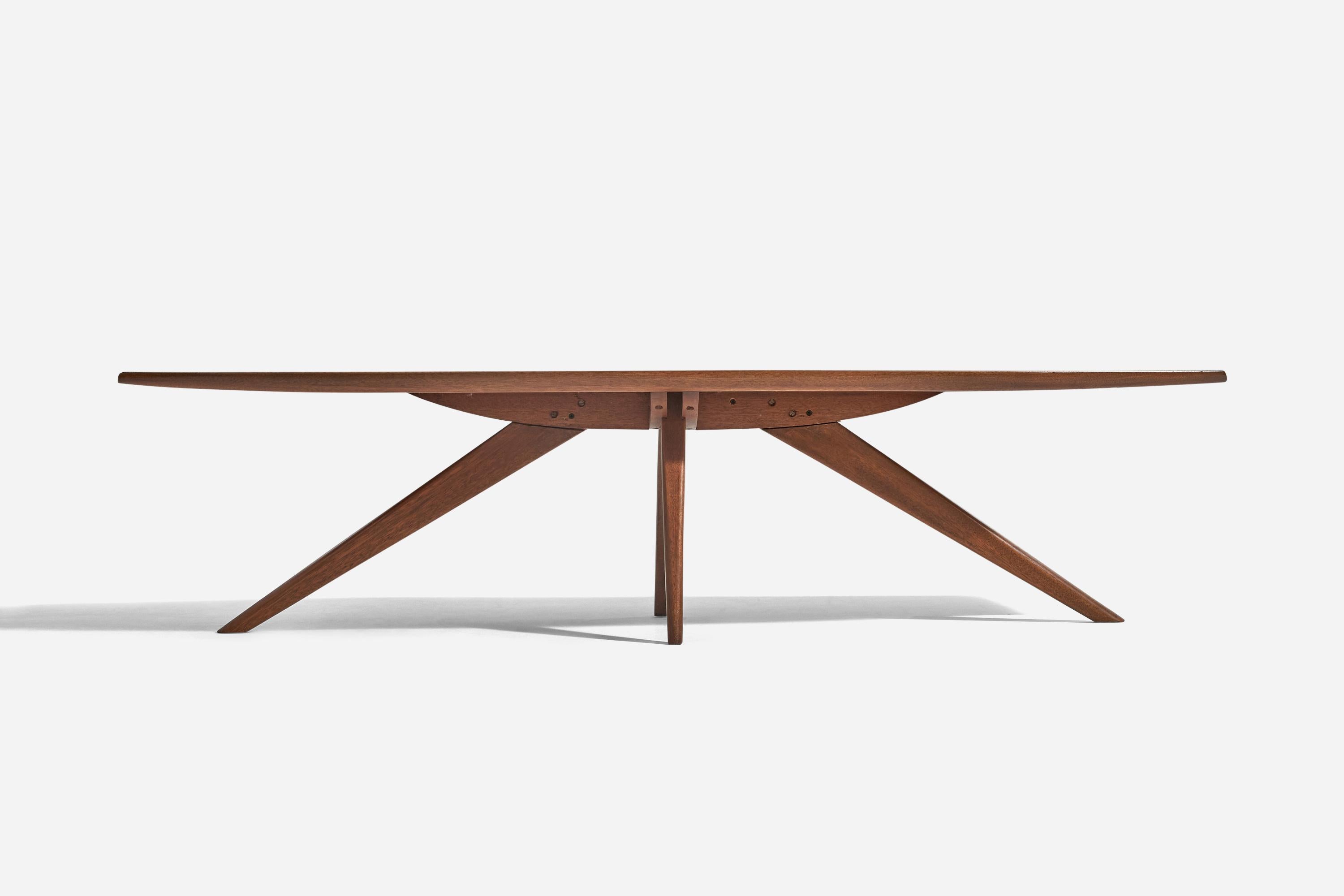 Paul László, Coffee Table, Walnut, Brown Saltman, United States, 1950s In Good Condition For Sale In High Point, NC