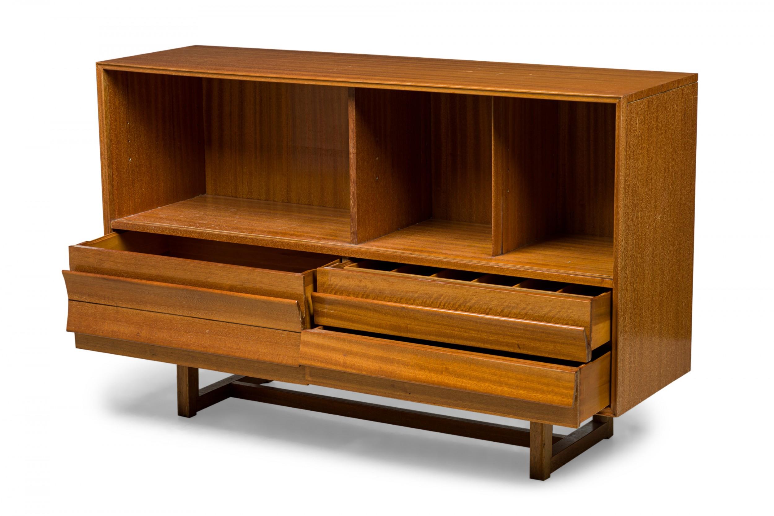 Continental Mid-Century credenza / sideboard in a lightly cerused mahogany veneer, with three compartments, above three drawers, one large on the left and two smaller on the right, resting on a bracket stretcher base. (PAUL LASZLO)
 

 Minor scuffs