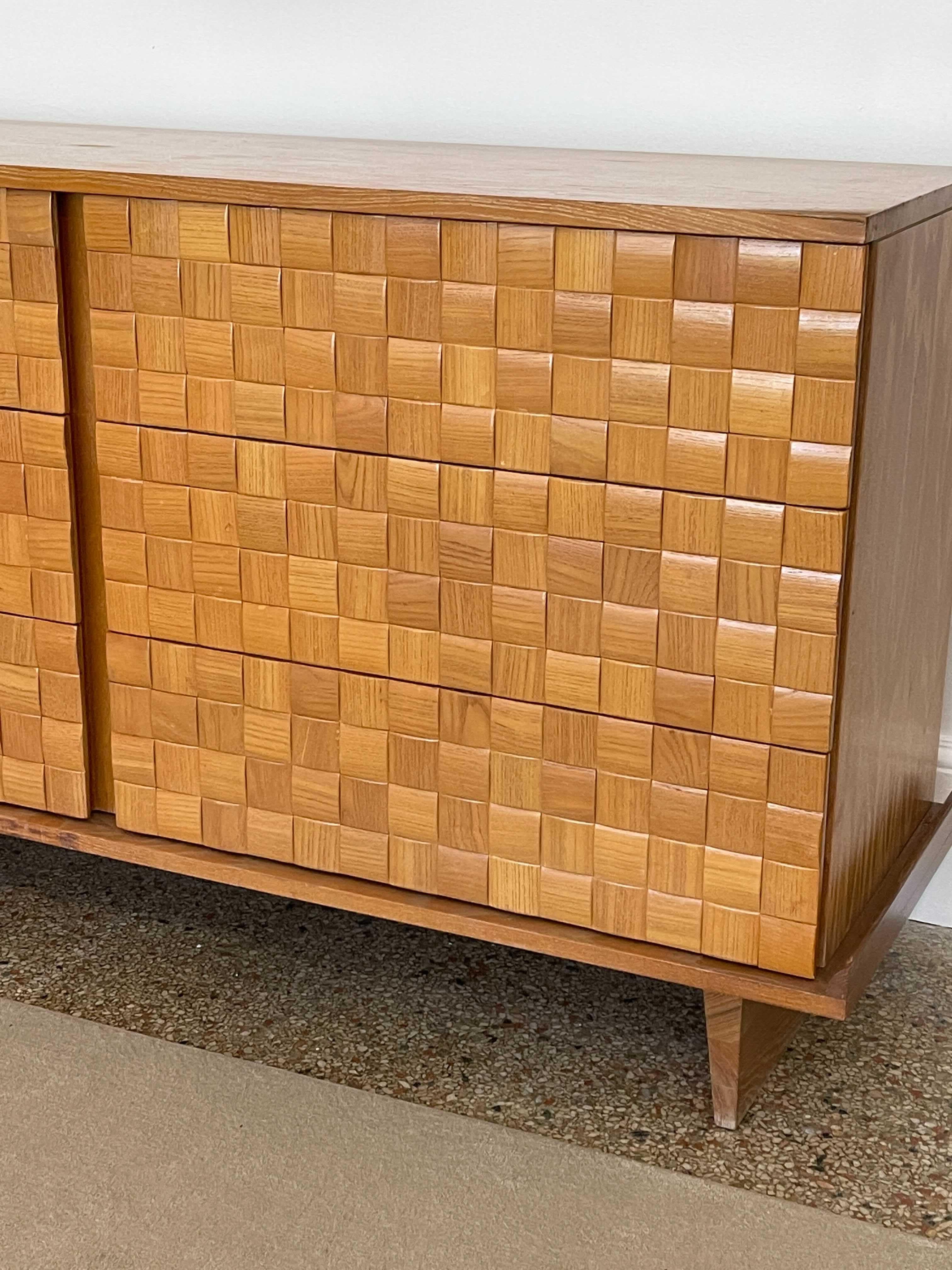A double dresser / chest of drawers / cabinet. Designed by Paul László for Brown Saltman, 1950s, America. Marked

Paul László is considered among the most important California-based interior designer/architects of all time. At the height of his