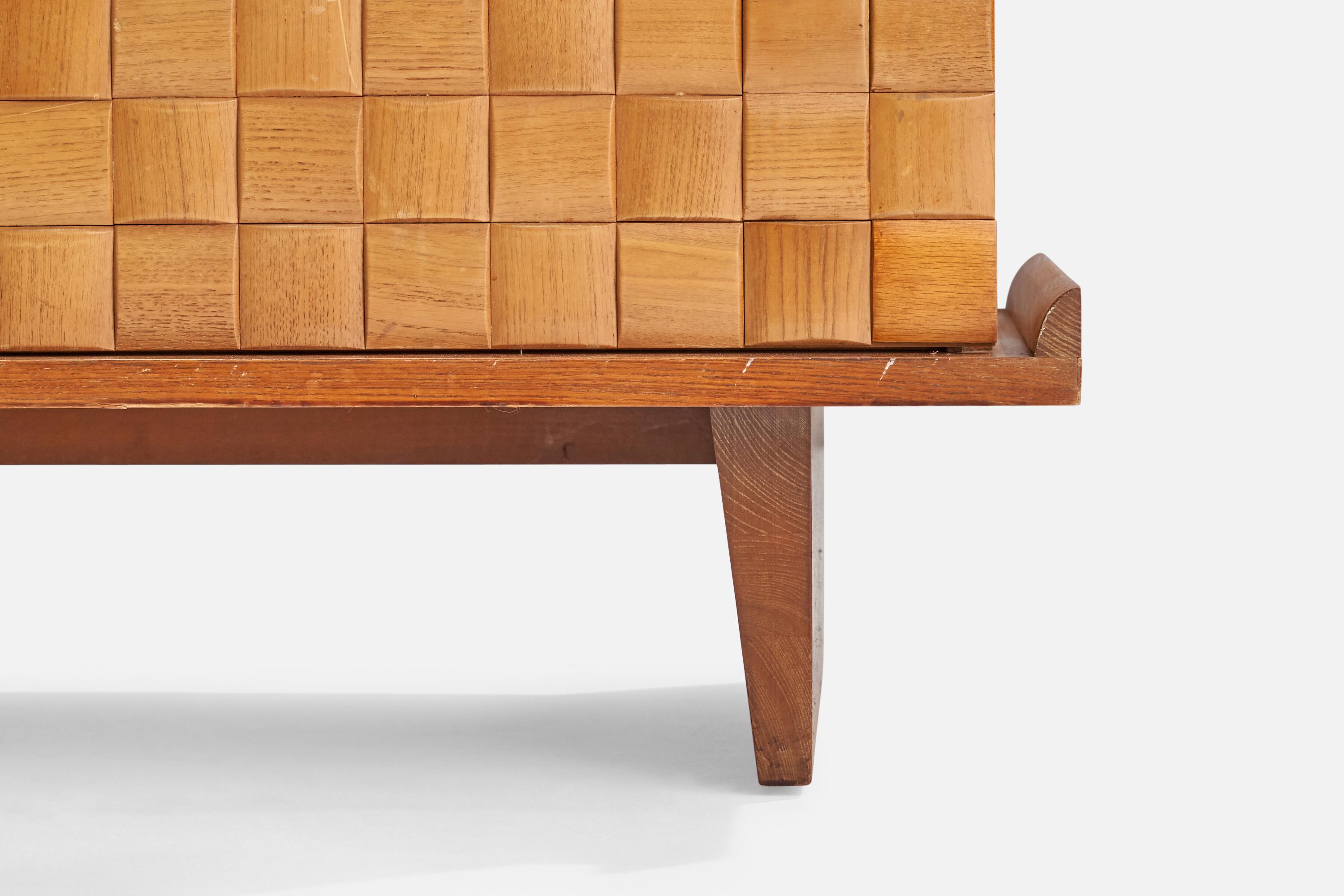 Paul Laszlo, Dresser, Oak, USA, 1950s In Good Condition For Sale In High Point, NC