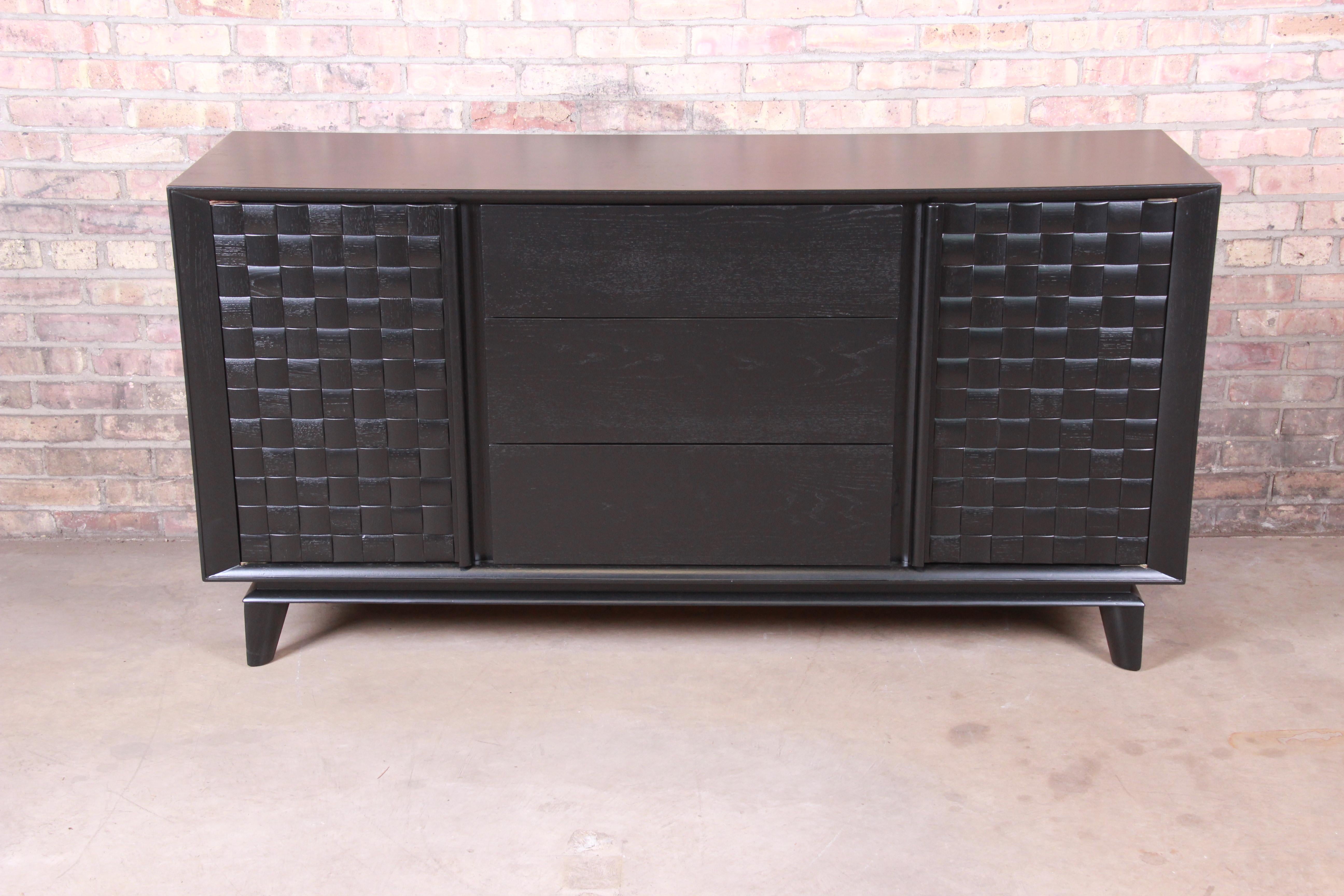 A rare and exceptional Mid-Century Modern ebonized oak sideboard credenza or bar cabinet

By Paul Laszlo for Brown Saltman

USA, 1950s

Measures: 66