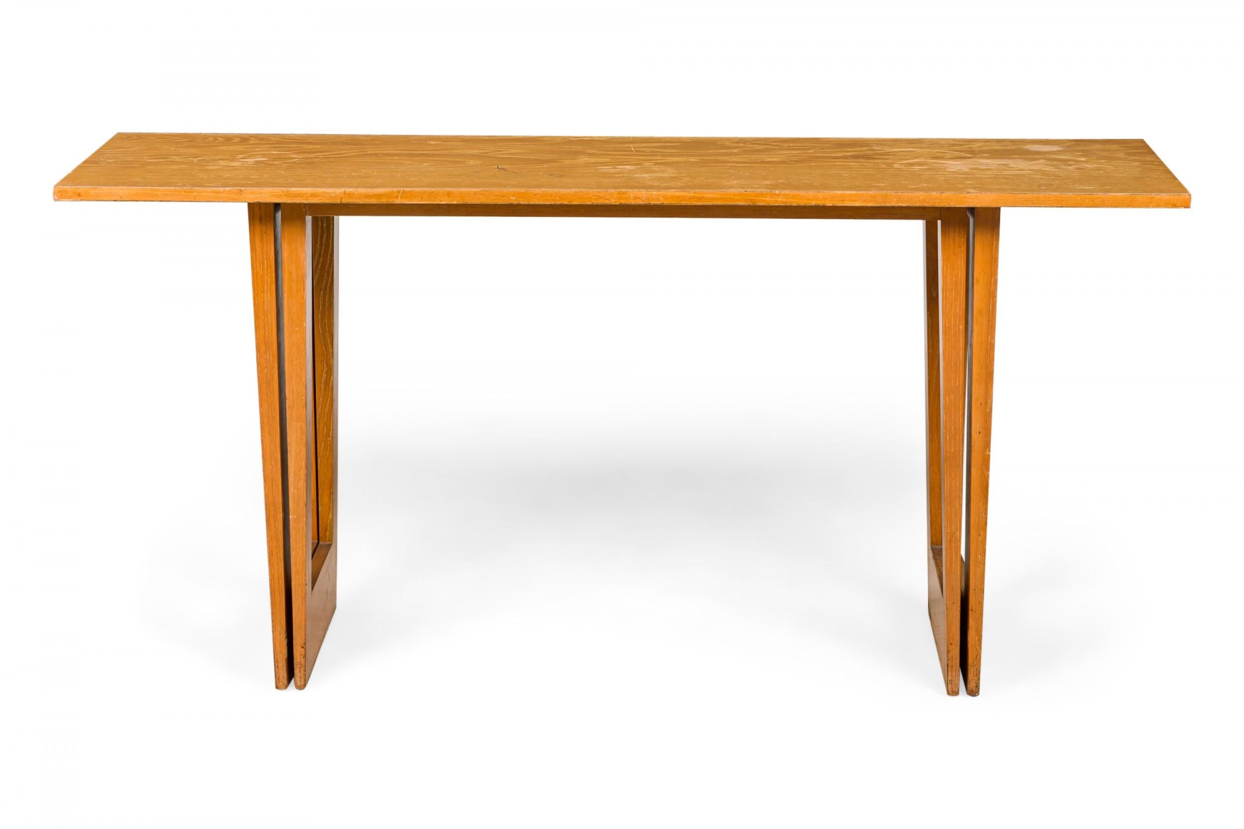 Console / table de dînette américaine du milieu du siècle dernier avec un plateau rectangulaire en bois. (PAUL LASZLO POUR BROWN SALTMAN).