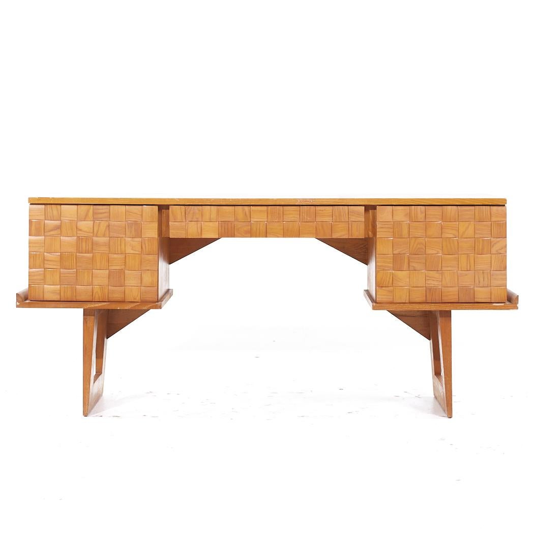Paul Laszlo pour Brown Saltman Bureau du milieu du siècle en chêne blanchi tressé

Ce bureau mesure : 63,5 de large x 18,5 de profond x 28,25 de haut, avec un dégagement de 23 pouces pour la chaise.

Tous les meubles peuvent être achetés dans ce que