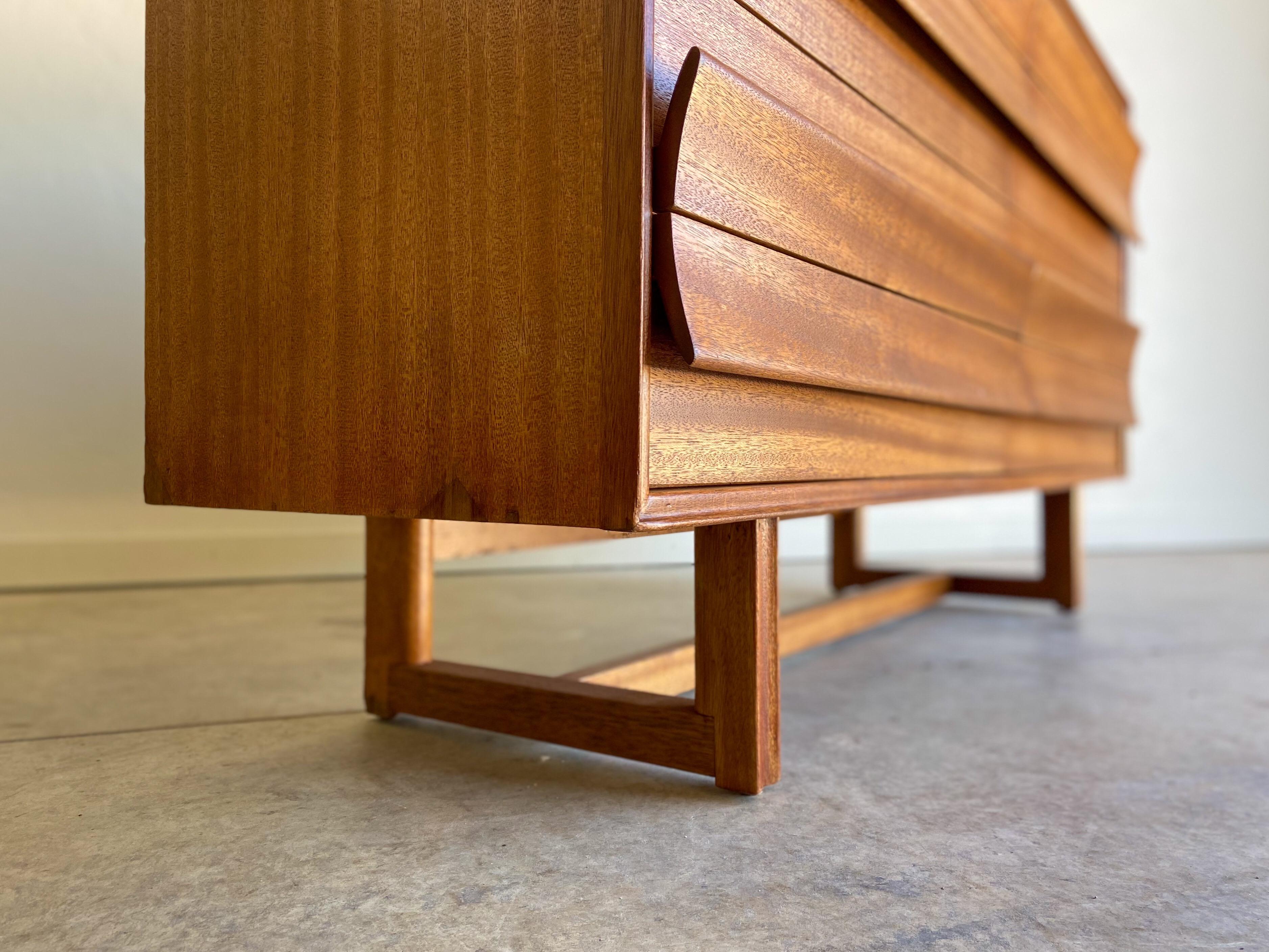 North American Paul Laszlo for Brown Saltman Mid-Century Modern Mahogany Dresser