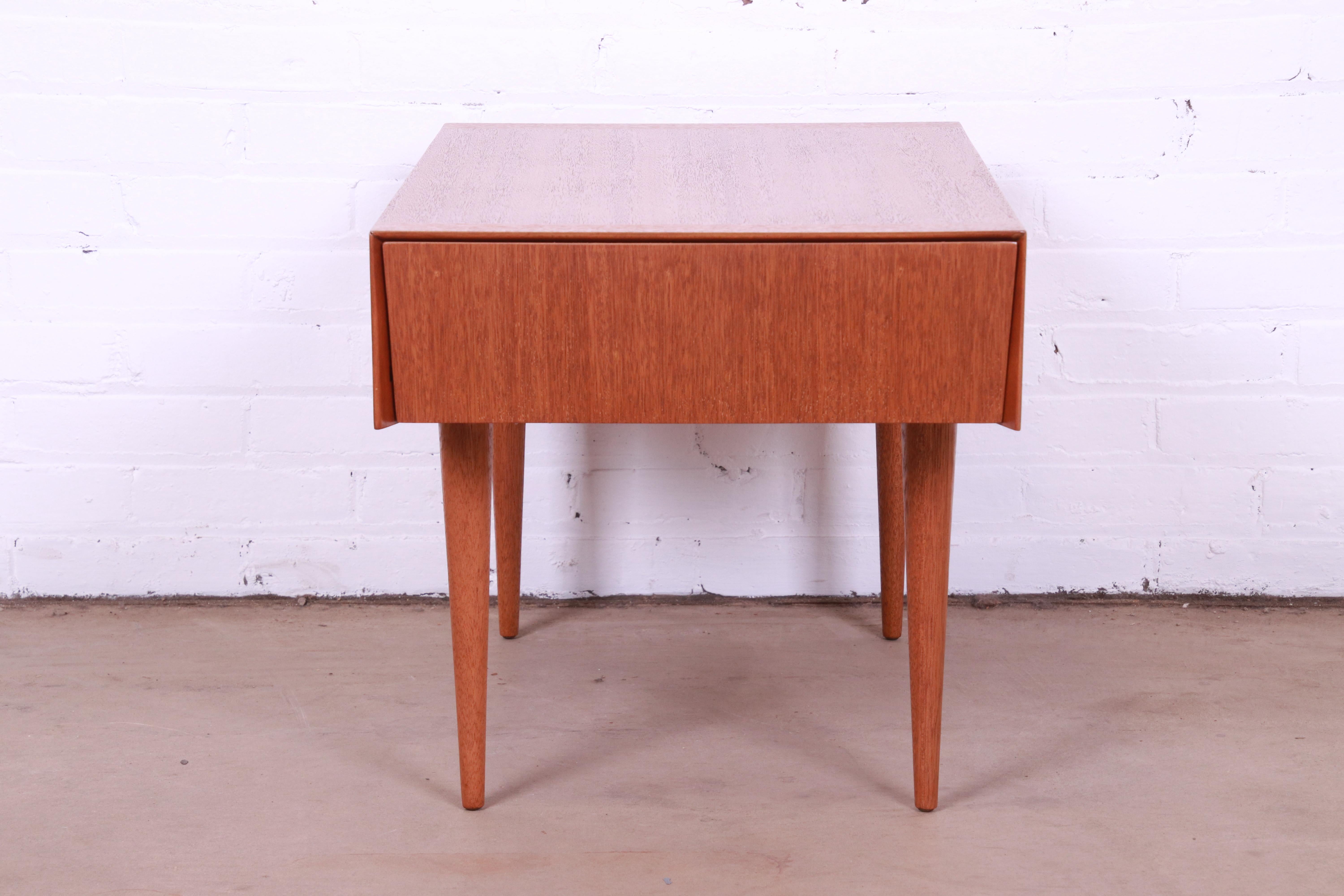 A gorgeous Mid-Century Modern mahogany nightstand or occasional side table

By Paul Laszlo for Brown Saltman

USA, 1950s

Measures: 18