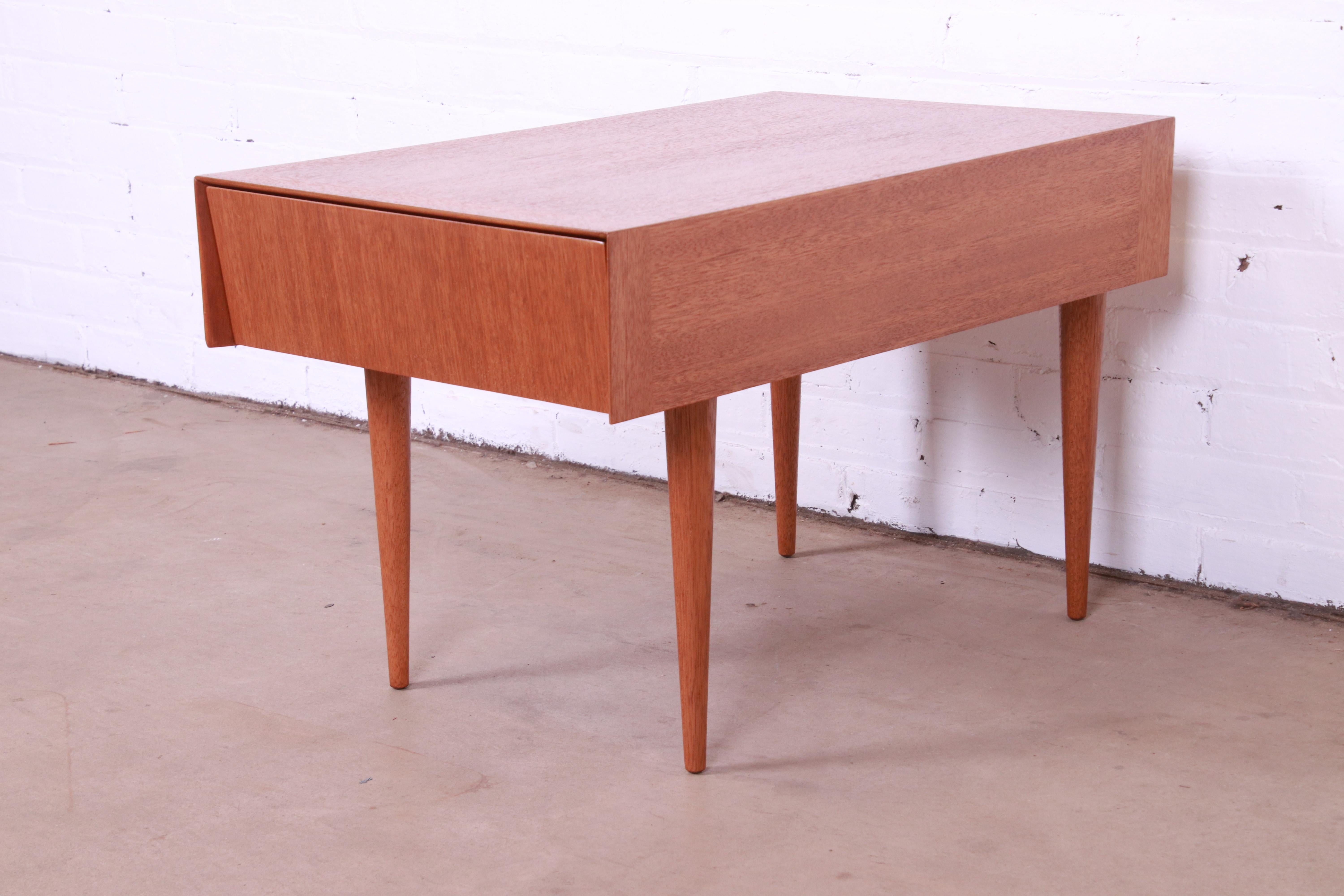 Paul Laszlo for Brown Saltman Mid-Century Modern Mahogany Side Table, Refinished In Good Condition In South Bend, IN