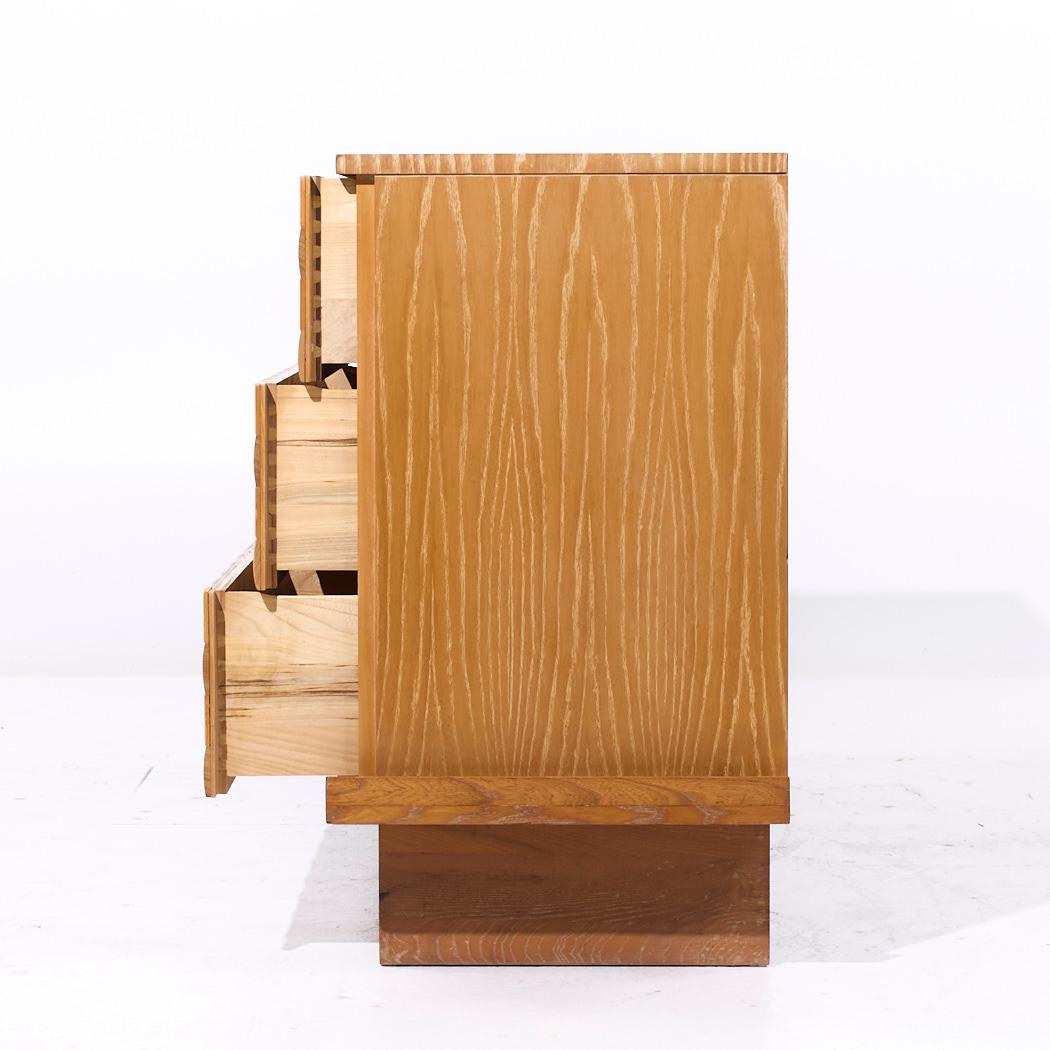 Paul Laszlo for Brown Saltman Mid Century Oak Basketweave Dresser In Good Condition For Sale In Countryside, IL