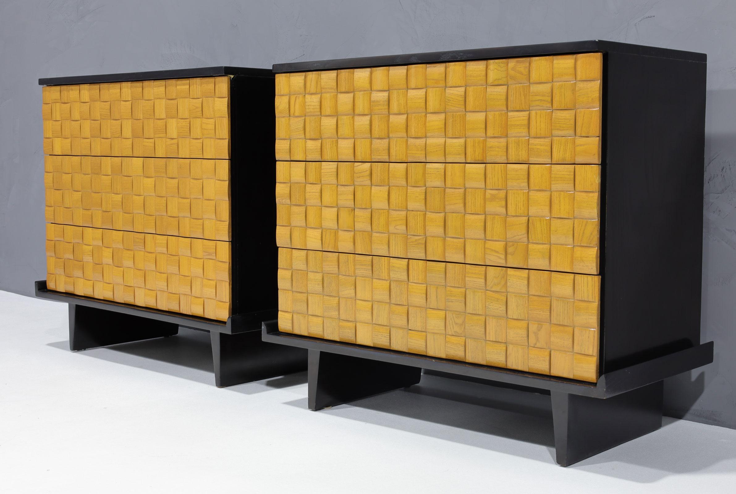 Paire de tables de nuit ou de commodes en chêne par Paul Laszlo pour Brown Saltman. Merveilleux motif Basketweave sur les façades des tiroirs. Trois tiroirs de taille généreuse. 