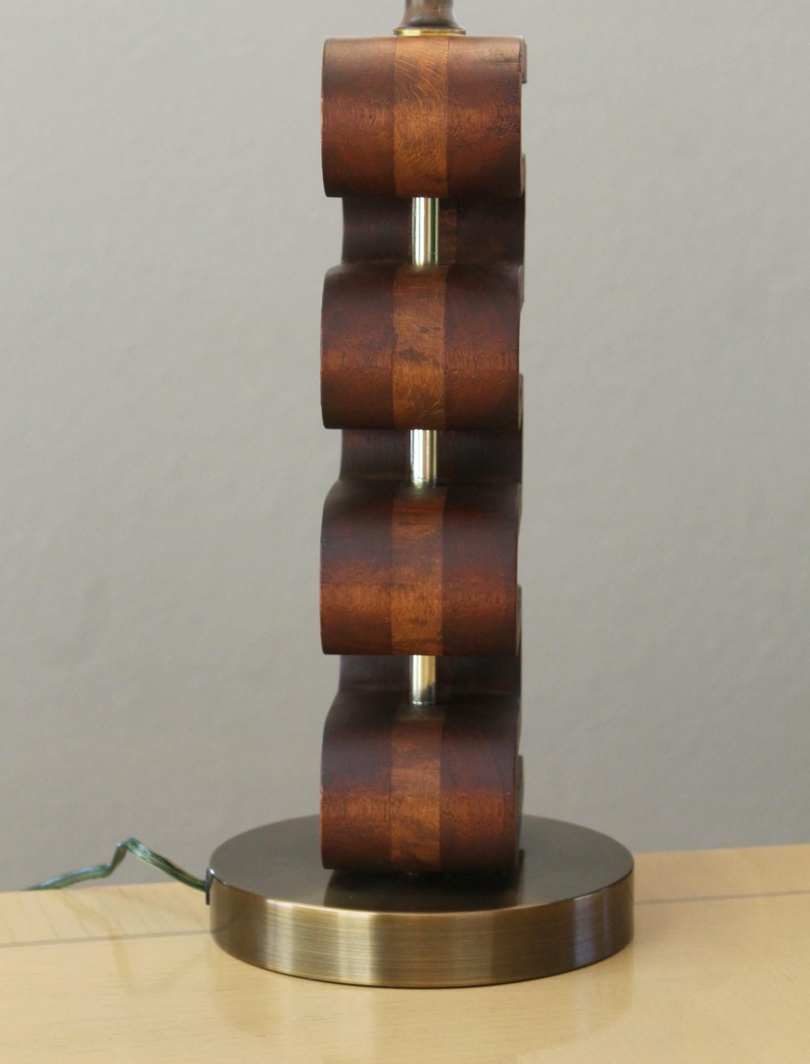 Skulpturale Paldao-Holz-Teakholz-Lampe Mid-Century Dänisch Modern Wilshire House 1950er Jahre (Handgeschnitzt) im Angebot