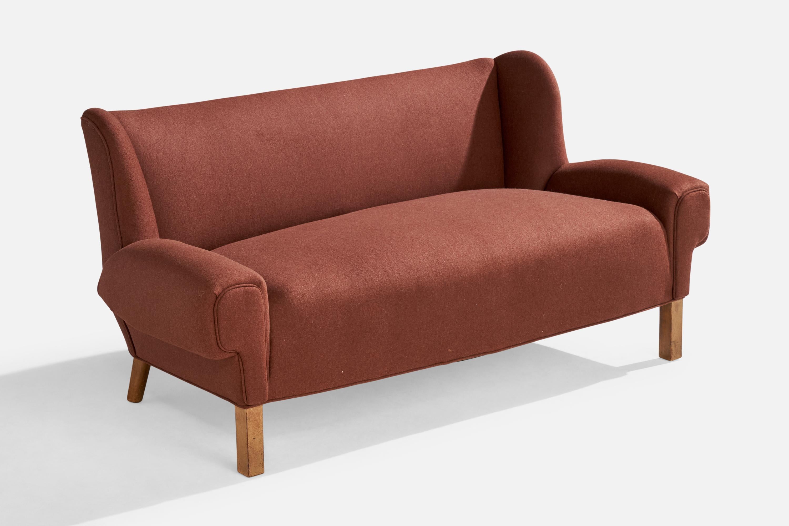 Sofá de tela rojo burdeos y caoba blanqueada diseñado por Paul Laszlo, EE.UU., años 50.

Dimensiones: Alto 28,75