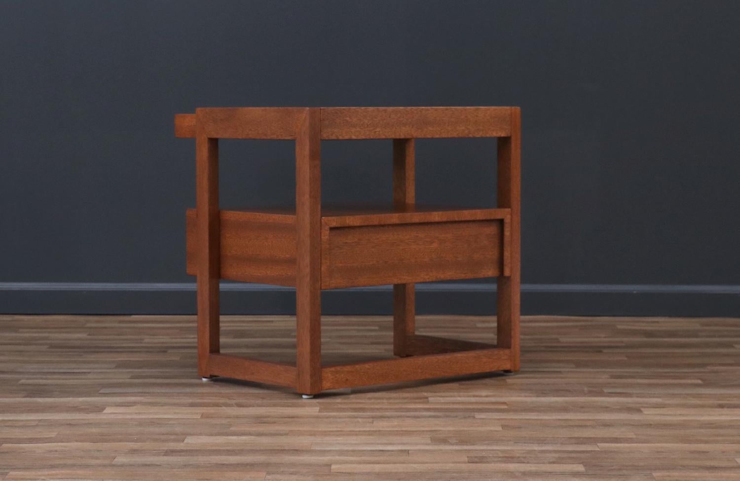 Fachmännisch restauriert - Paul Laszlo Two-Tier Night Stand für Brown Saltman (amerikanisch) im Angebot