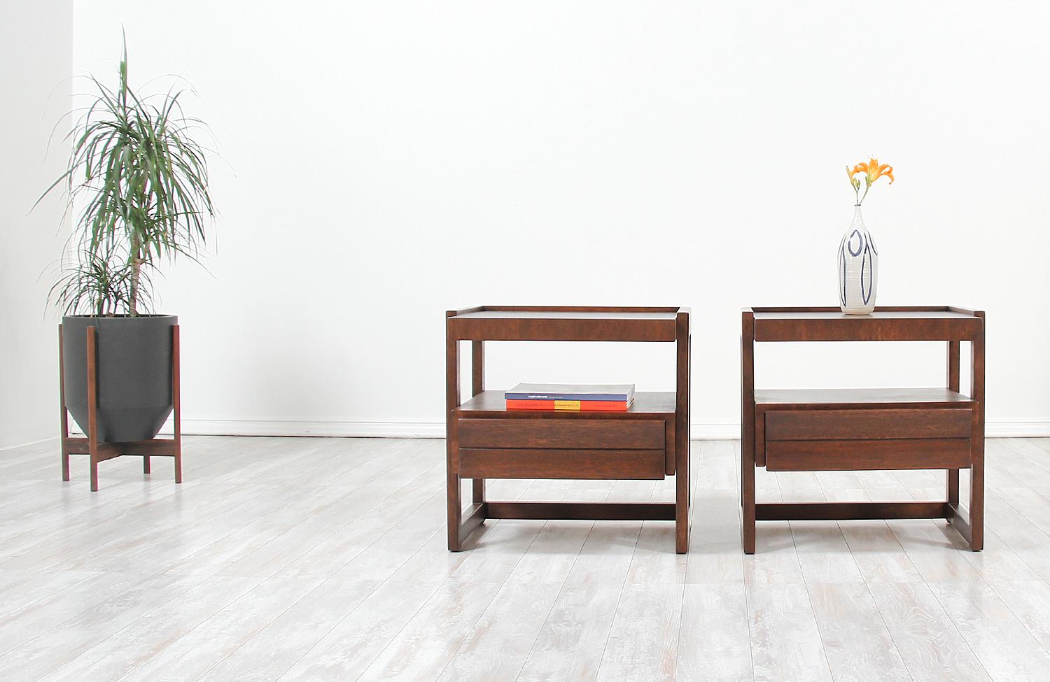 Pair of stylish Californian modern night-stands designed by Paul Lazlo for Brown Saltman in the United States circa 1950s. These versatile night-stands feature a sturdy walnut-stained mahogany frame with a striking silhouette and a cantilevered top