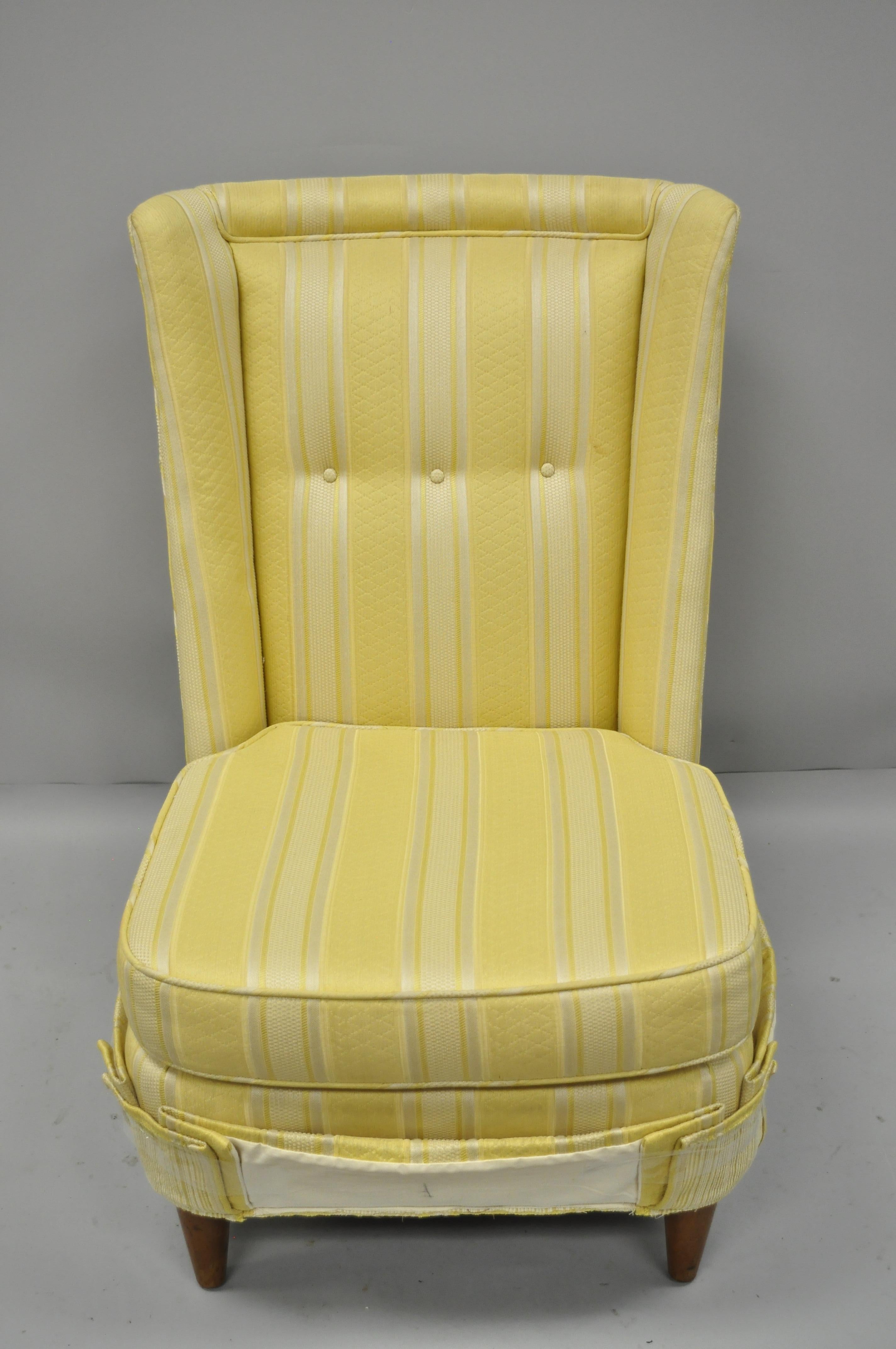 Paul Laszlo gepolsterter Sessel mit Tonnenrücken. Listing ist für einen Stuhl, ähnlichen Stuhl zur Verfügung, wie in anderen Auflistung abgebildet. Voll gepolsterte Rückenlehne, schwere Massivholzkonstruktion, kurze, konische Beine und klare