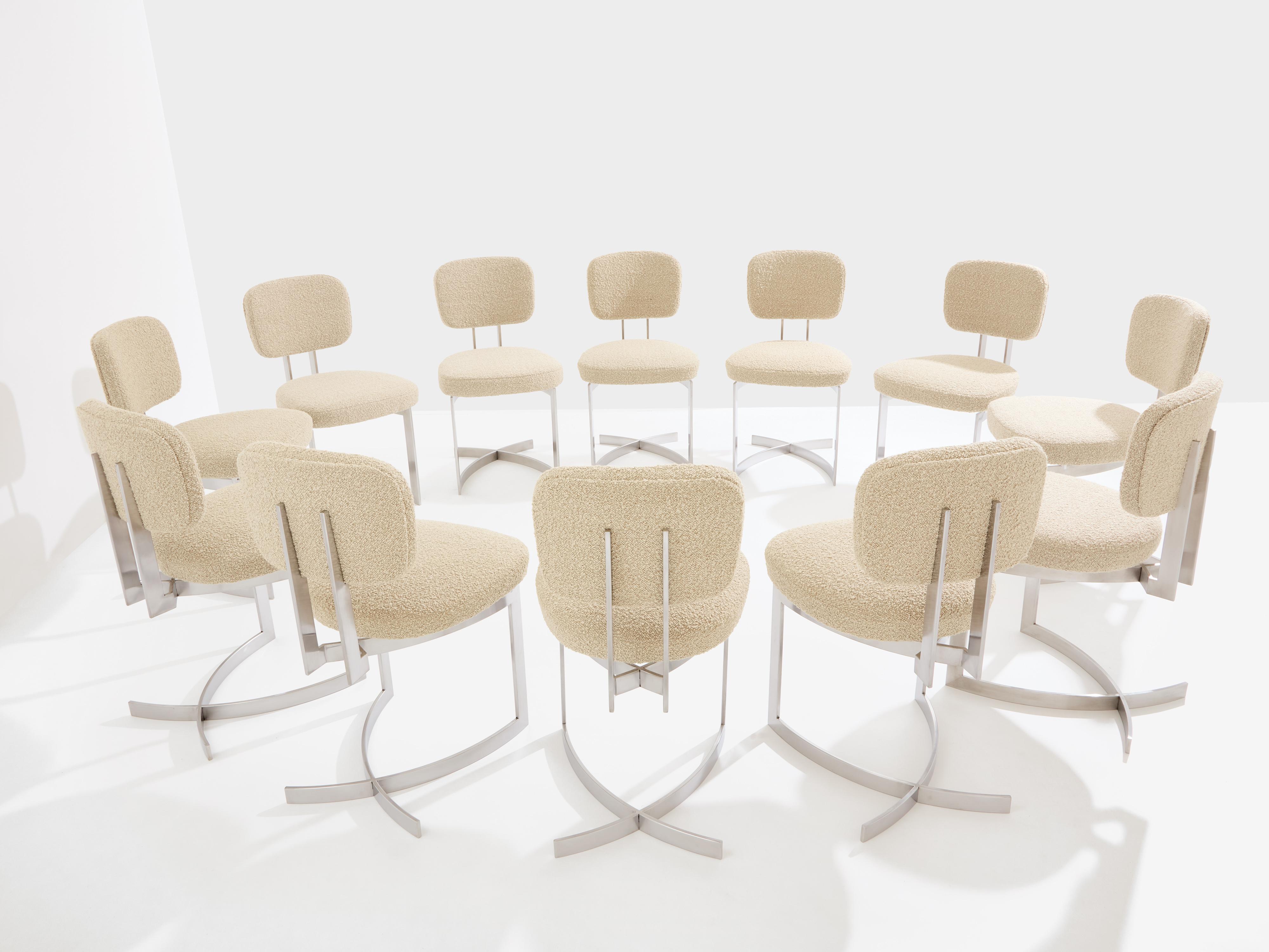 Dieses Set aus zwölf Esszimmerstühlen aus Edelstahl wurde von dem französischen Designer Paul Legeard in den frühen 1970er Jahren entworfen. Die geometrische Struktur aus gebogenen Stahlklingen stützt den Sitz und die Rückenlehne, die beide mit