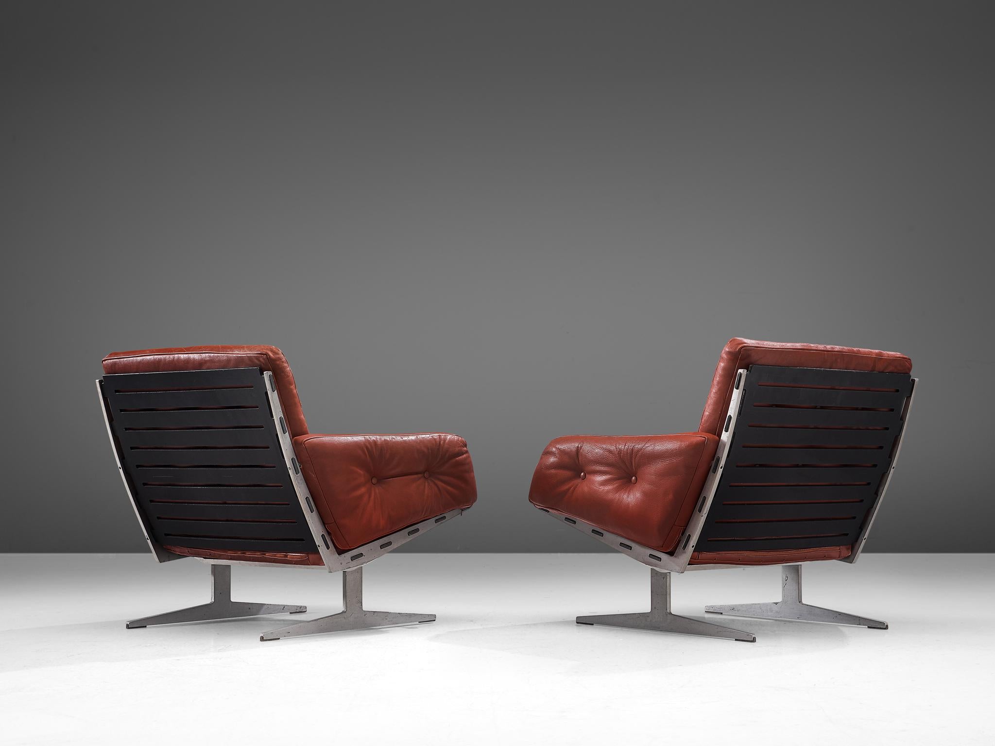 Paul Leidersdorff for Cado, 'Caravelle' pair of lounge chairs, leather, aluminum and wood, Denmark, 1960s

Modern set of two armchairs. The slipper chairs hold L-shaped seatings and this shape is repeated in the legs. A double L is mirrored to form