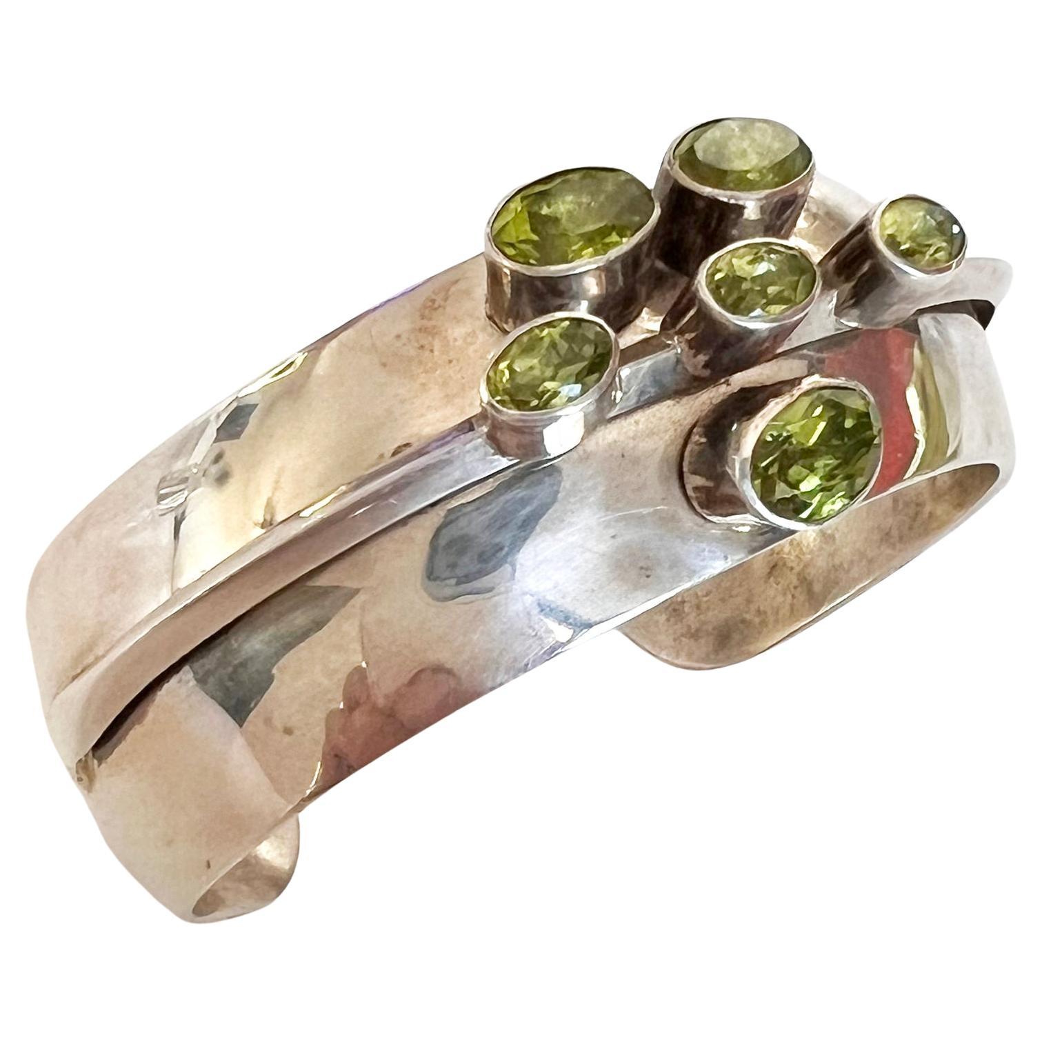 Nativo americano Paul Livingston, nativo americano Navajo in argento sterling, bracciale con peridoto in vendita