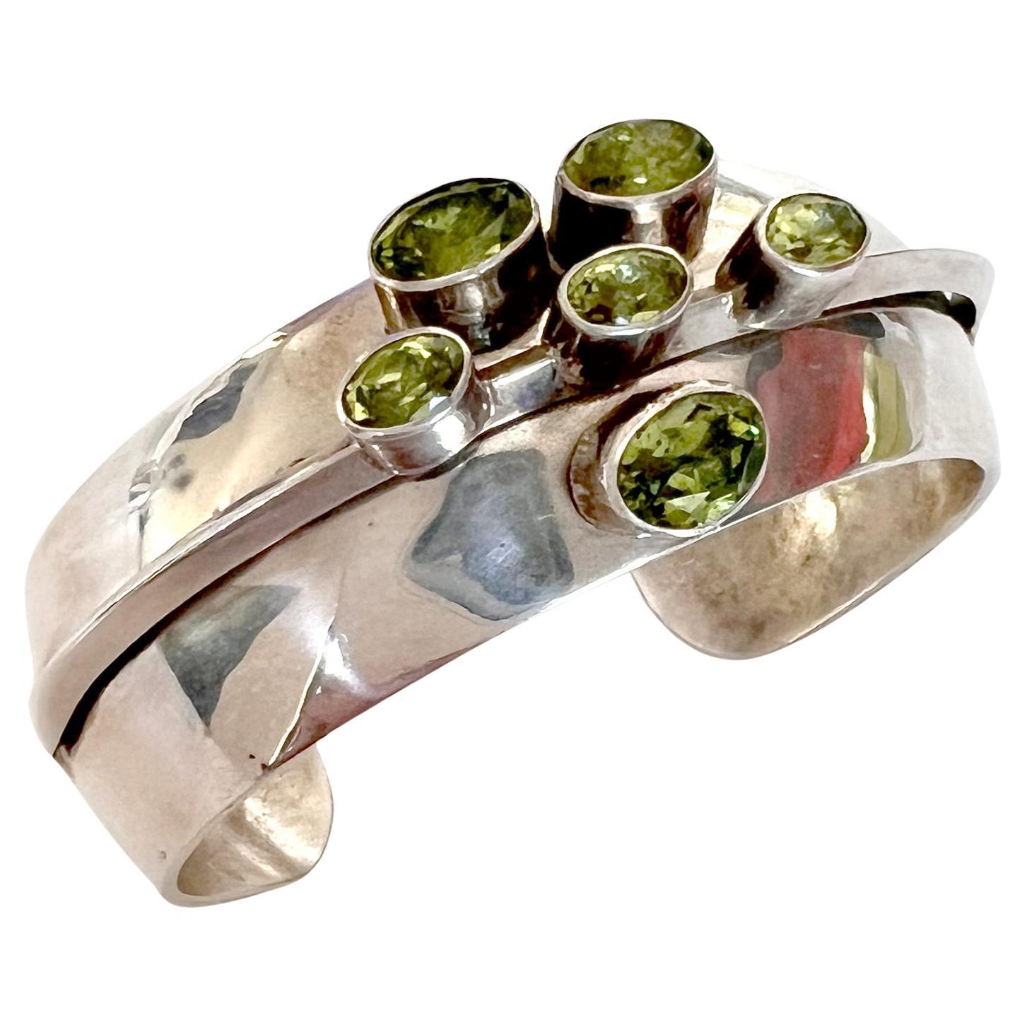 Taglio ovale Paul Livingston, nativo americano Navajo in argento sterling, bracciale con peridoto in vendita