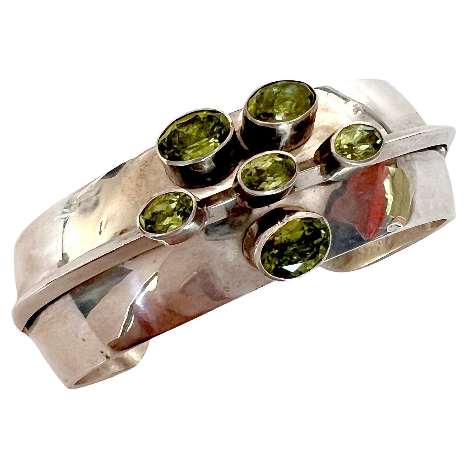 Paul Livingston, nativo americano Navajo in argento sterling, bracciale con peridoto In condizioni buone in vendita a Palm Springs, CA