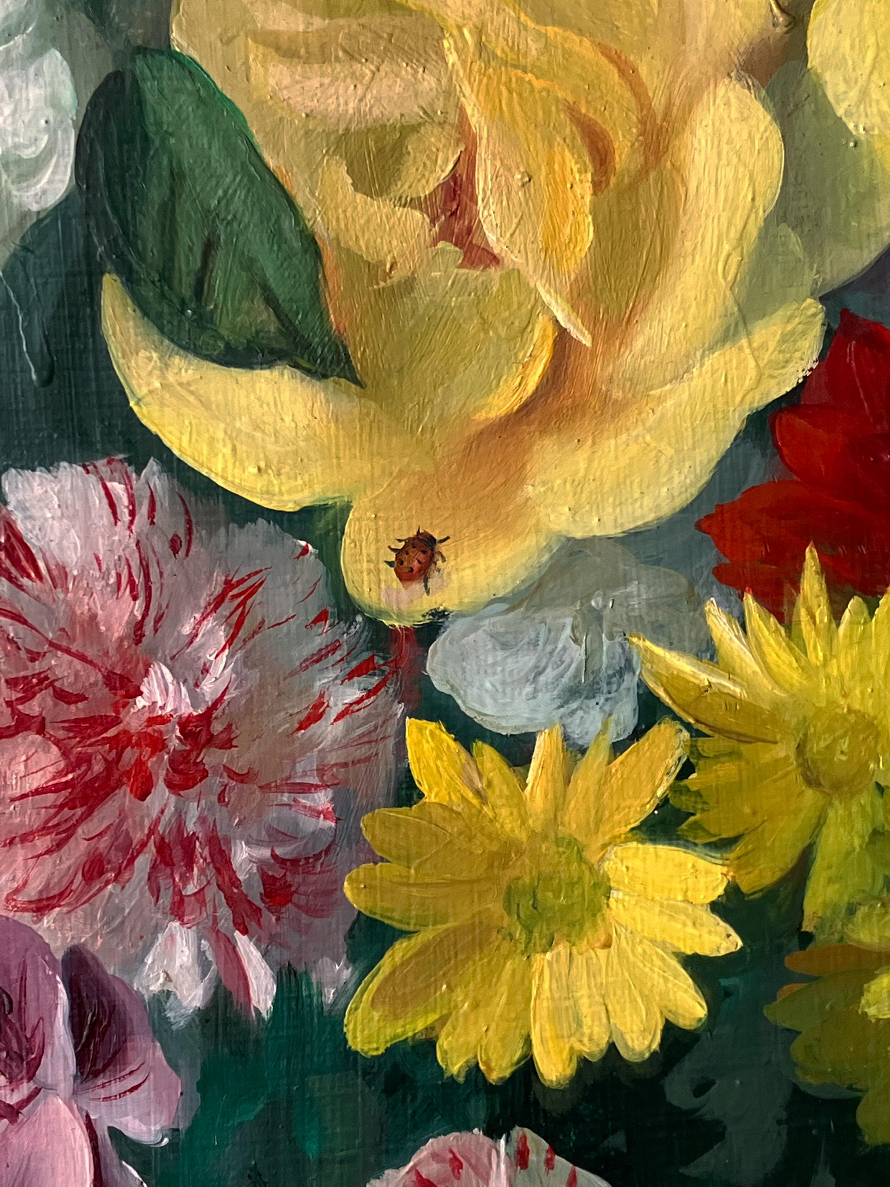 Dieses große, farbenfrohe Stillleben von Paul Longenecker (1920-2008) zeigt eine bunte Mischung von Blumen in einer Urne. Rechts unten an der Urne befindet sich ein Vogelnetz, und in der Komposition sind ein Marienkäfer und ein Schmetterling
